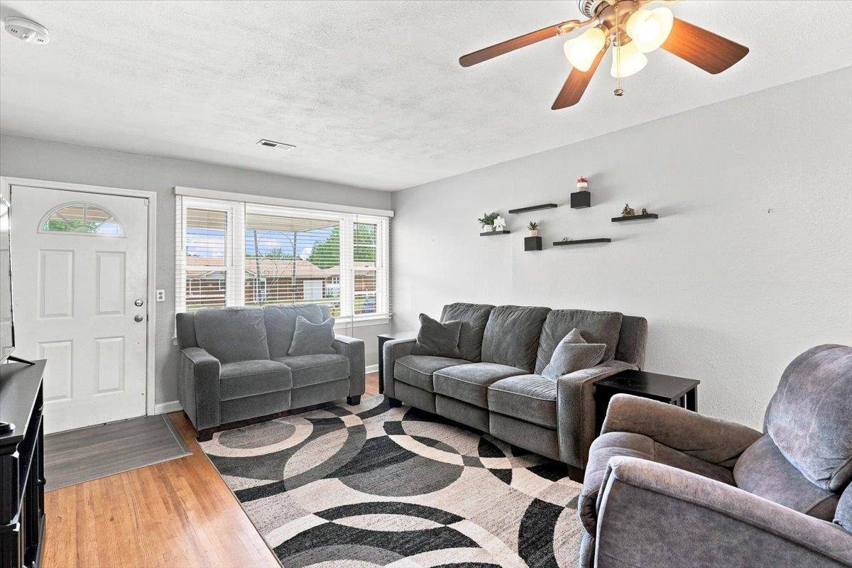 740 N El Paso Dr, Derby, KS 67037