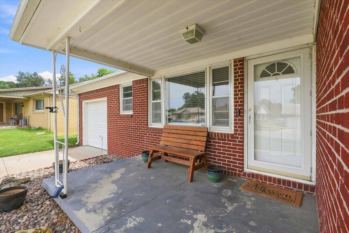 740 N El Paso Dr, Derby, KS 67037