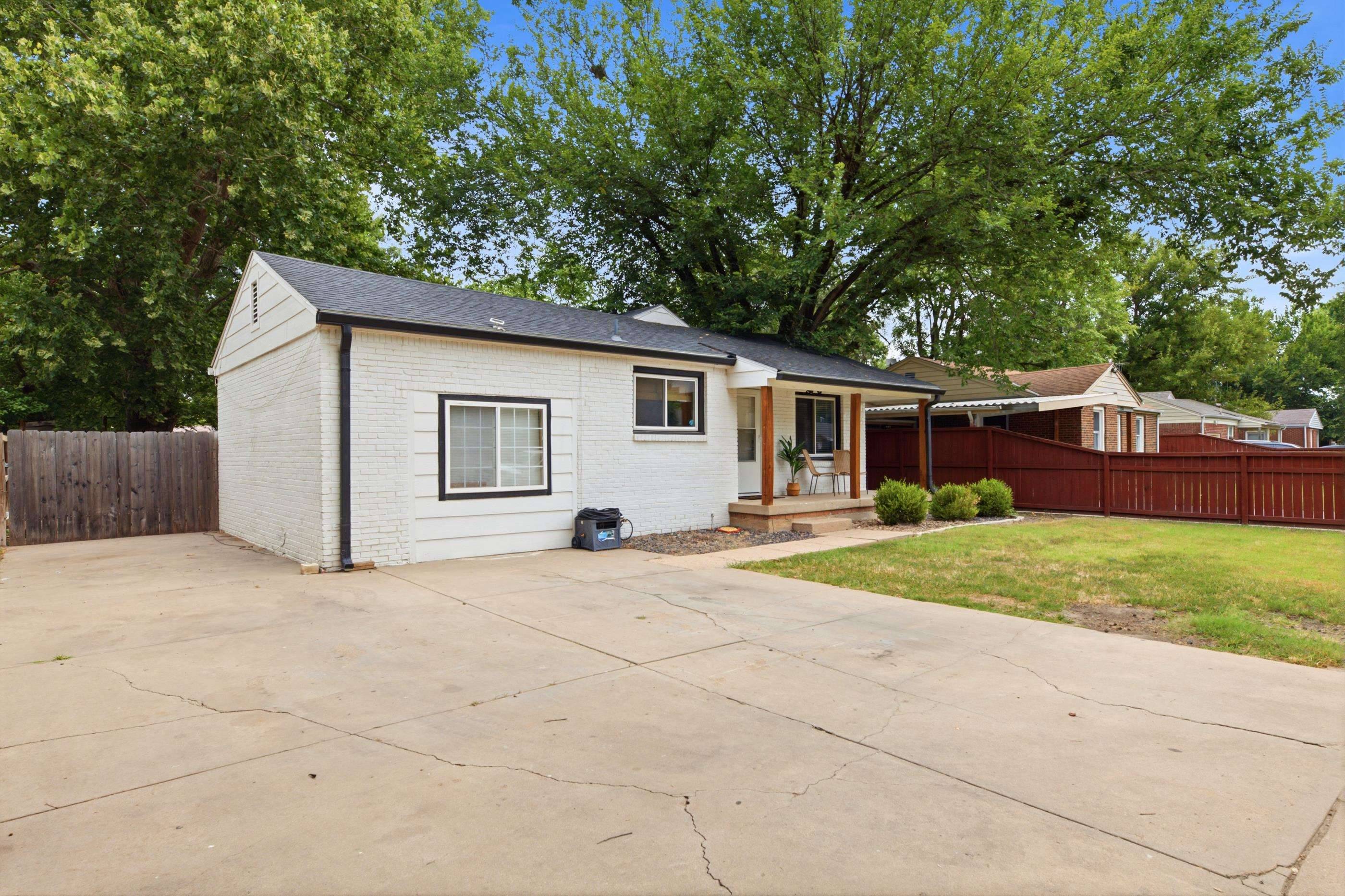 1208 E Luther St, Wichita, KS 67216