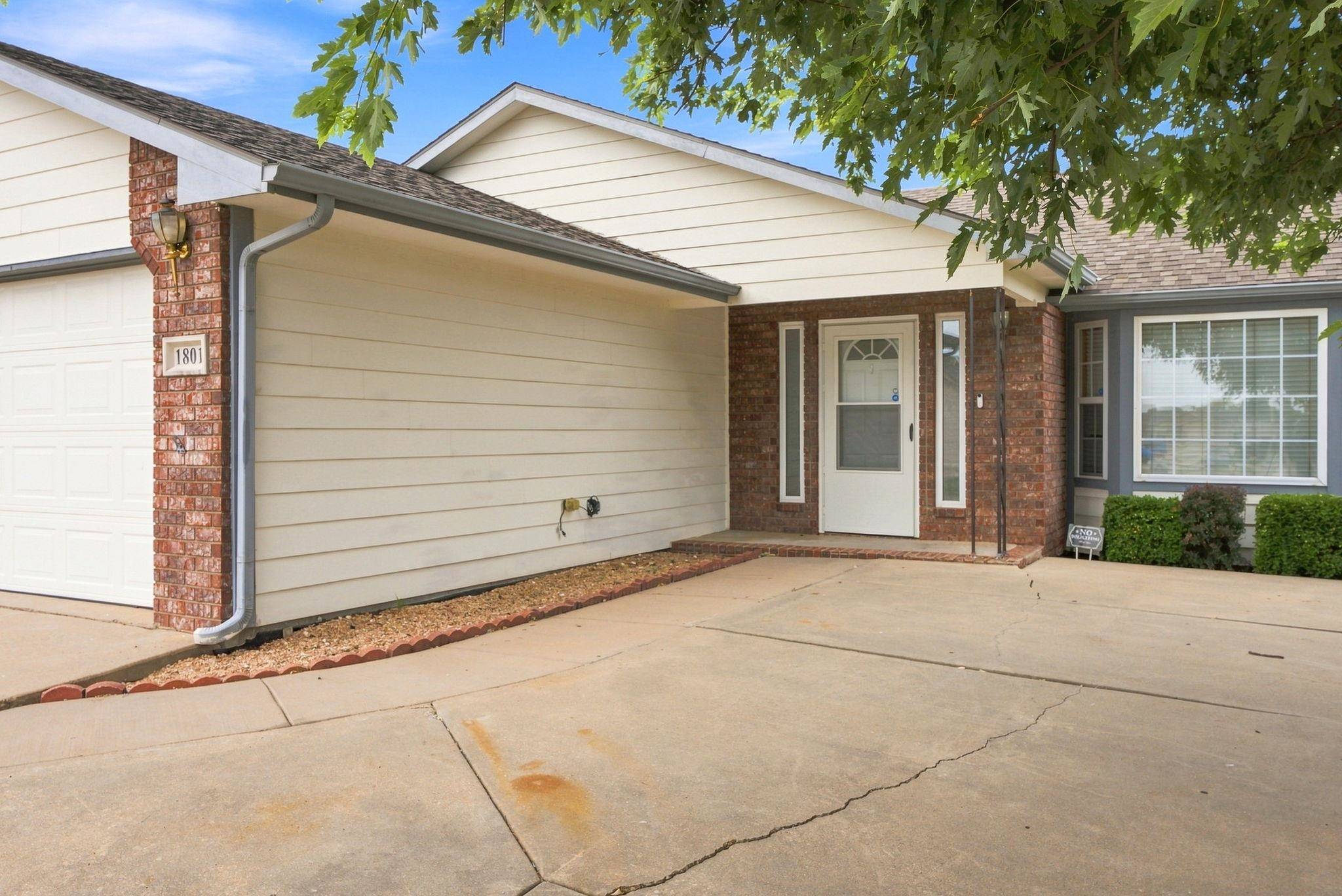 1801 S Smithmoor St, Wichita, KS 67207