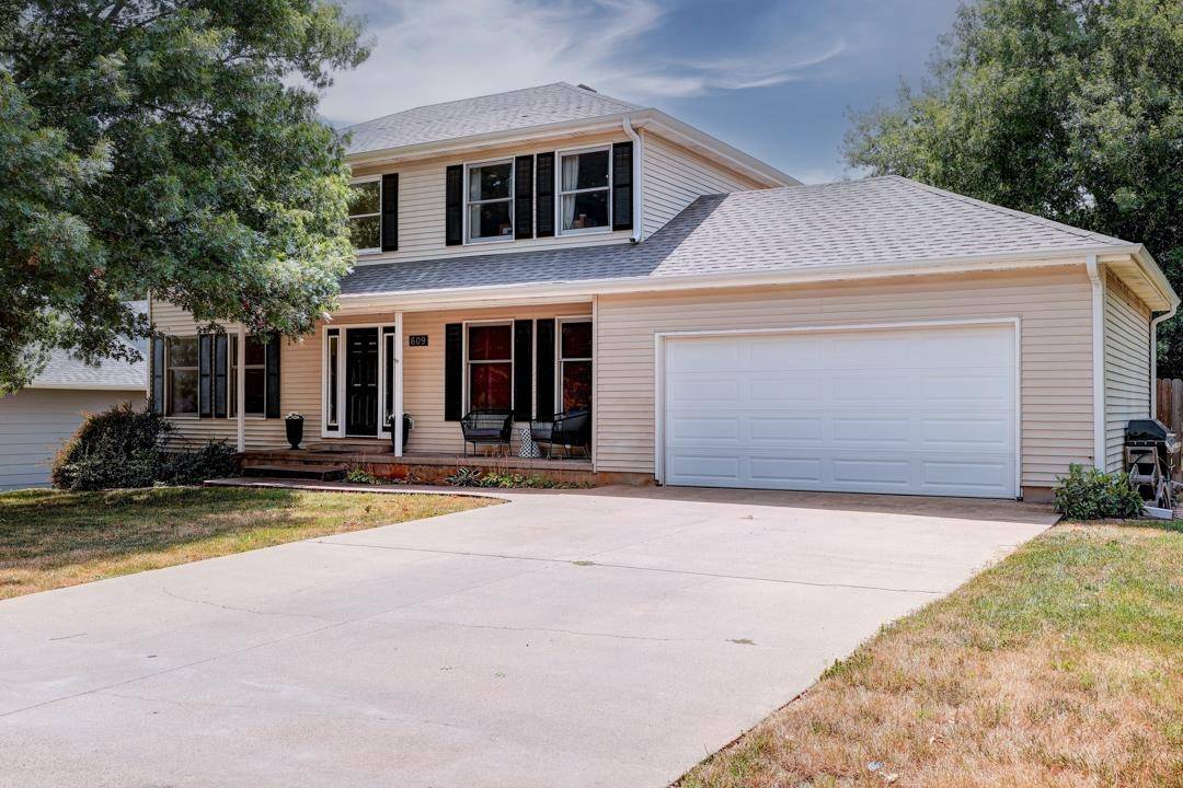 609 E 33rd, Winfield, KS 67156
