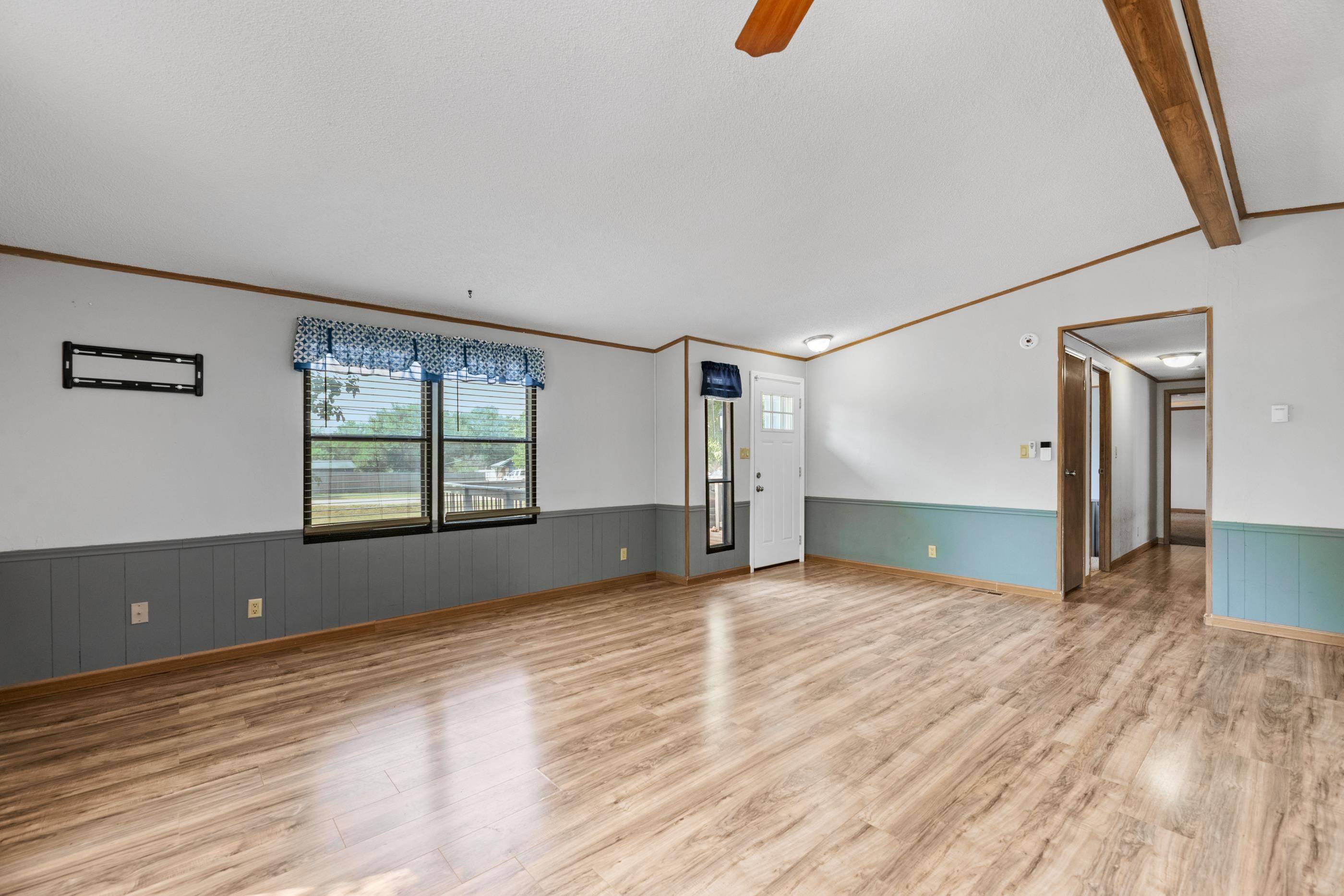 300 Williamson Dr, Hutchinson, KS 67502