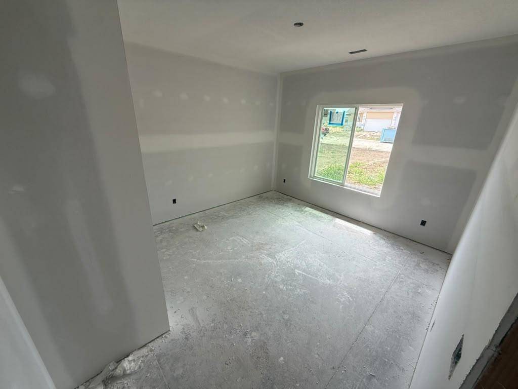 8992 E Joshua St, Bel Aire, KS 67226