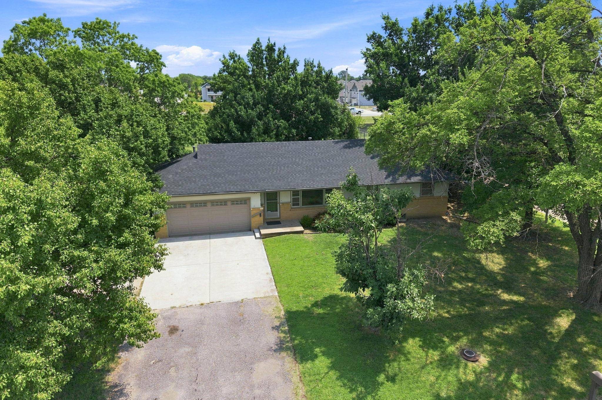 102 S Westview Rd, Andover, KS 67002