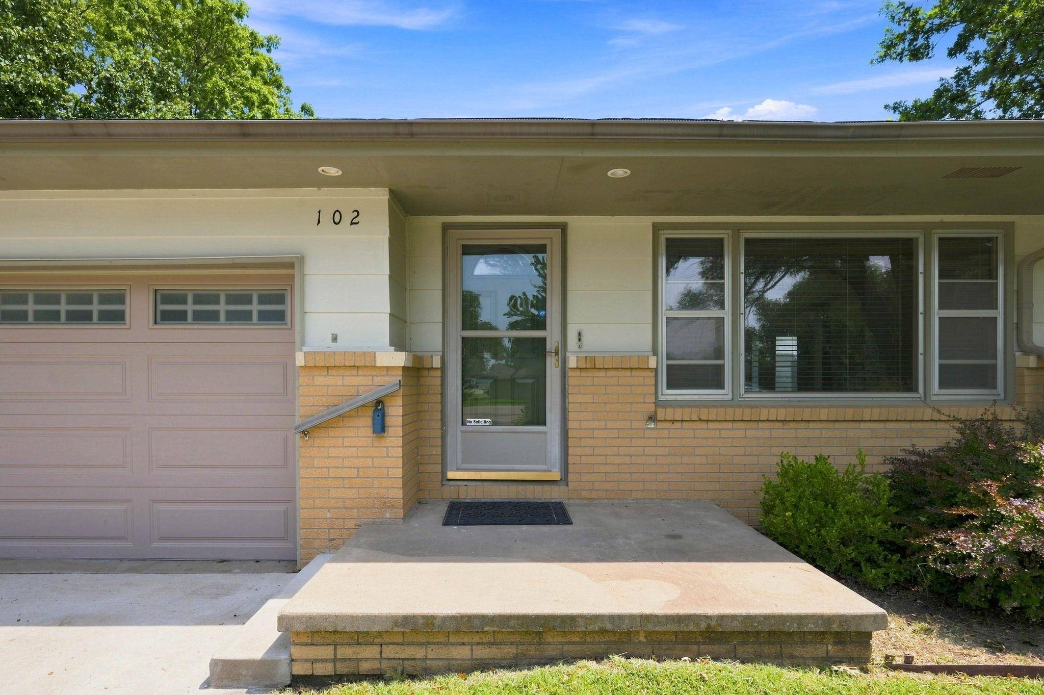 102 S Westview Rd, Andover, KS 67002