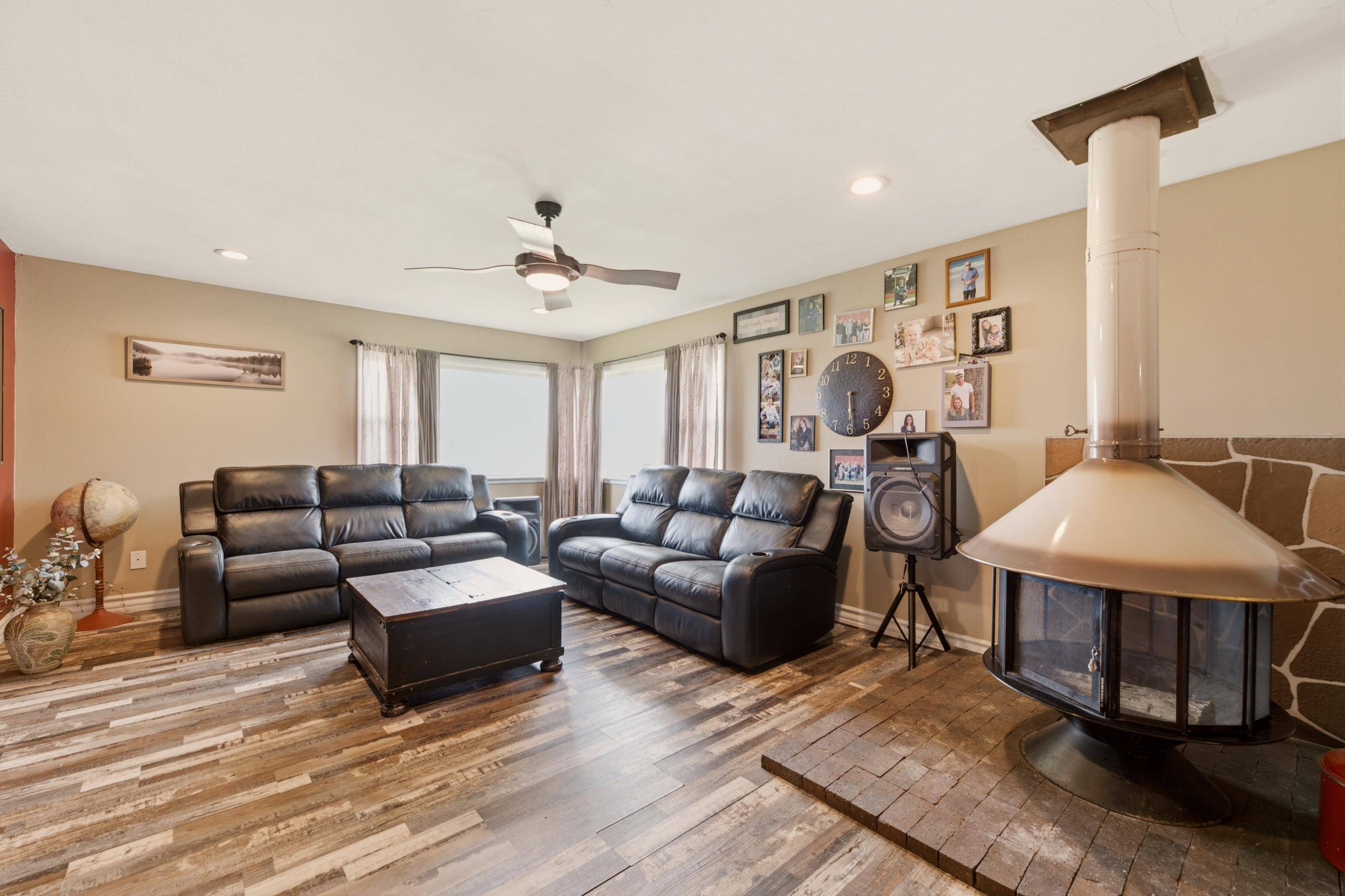 1055 N Oliver St, Belle Plaine, KS 67013