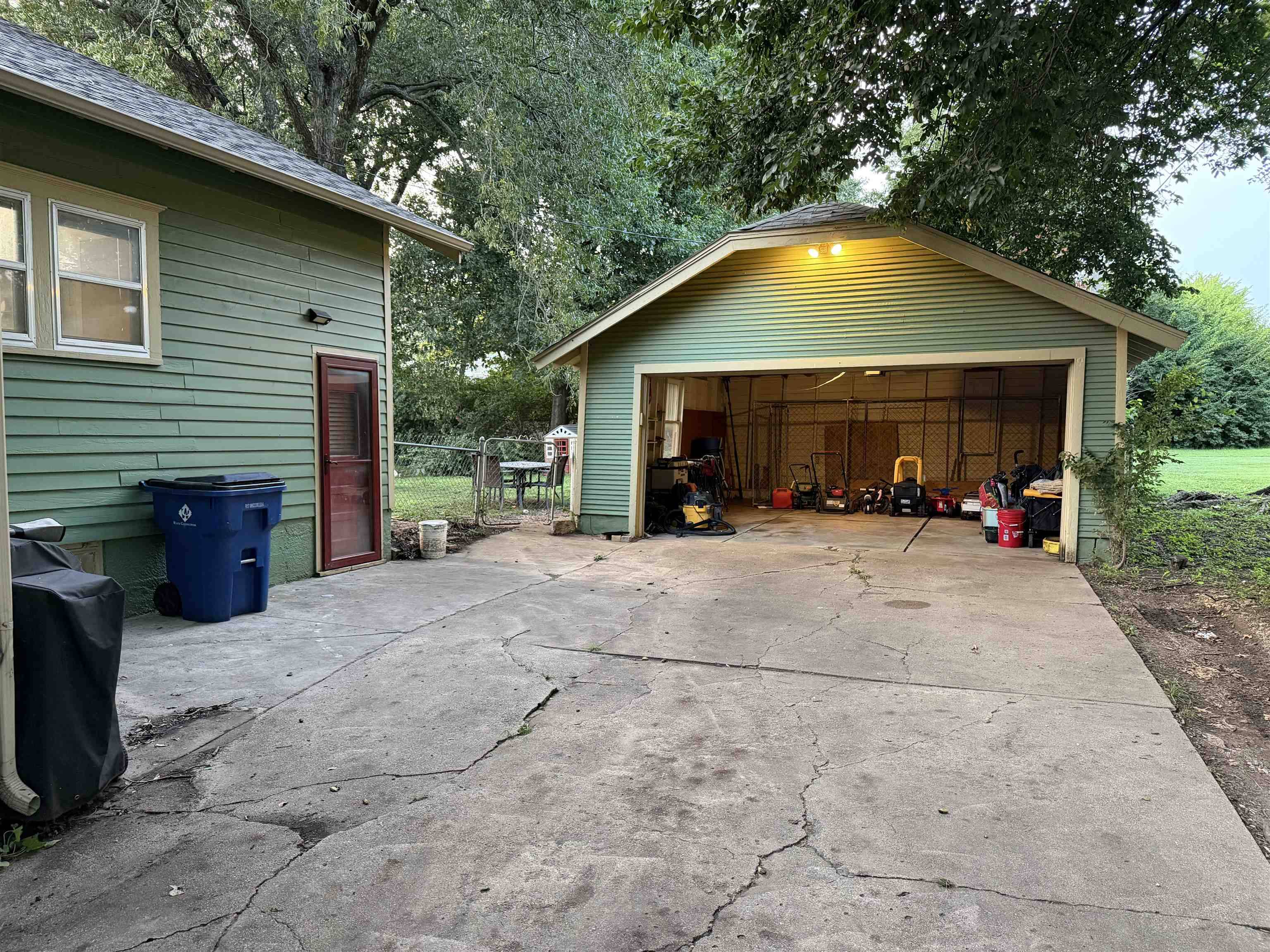 608 E 2nd St, Eureka, KS 67045