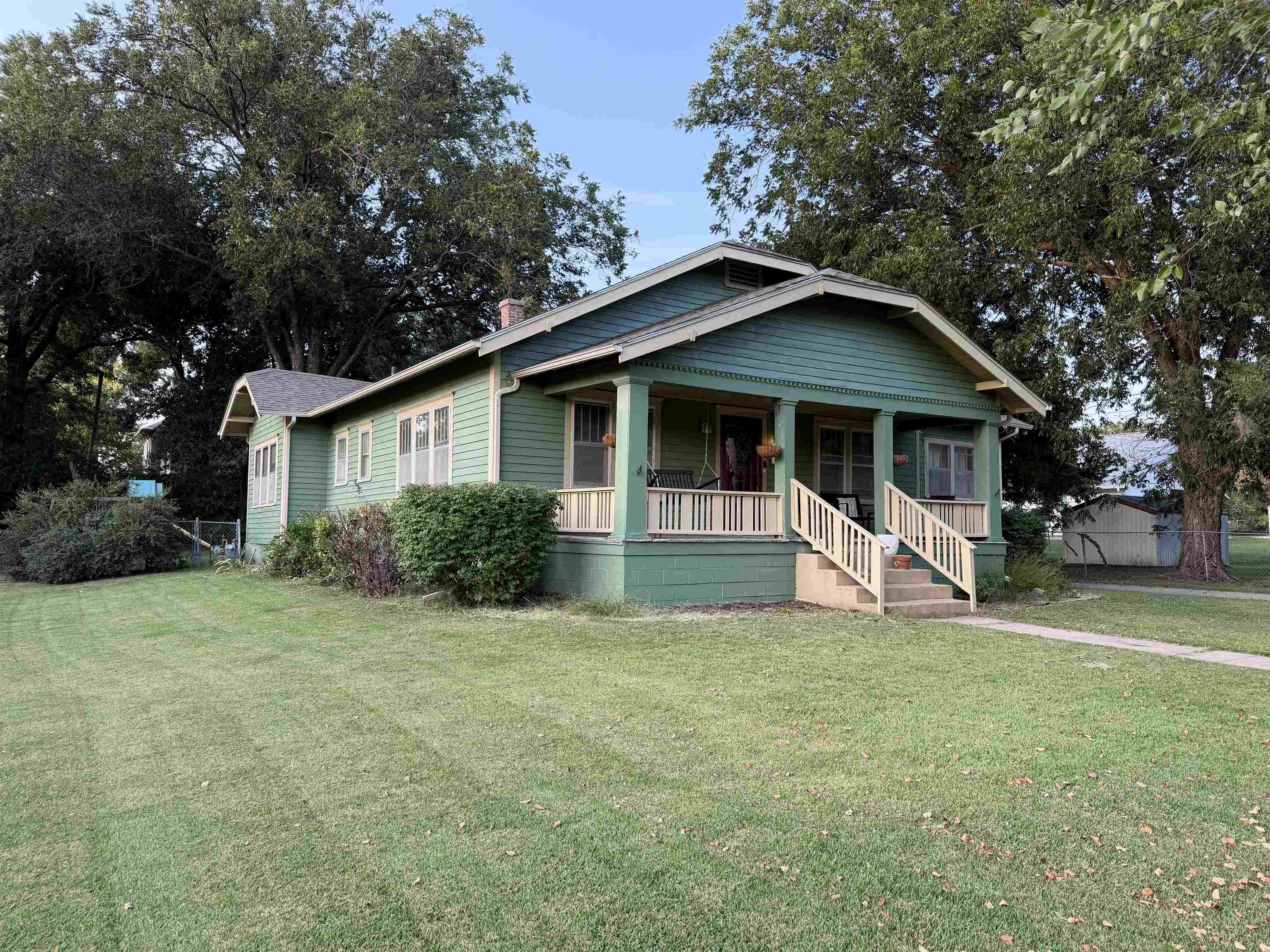 608 E 2nd St, Eureka, KS 67045