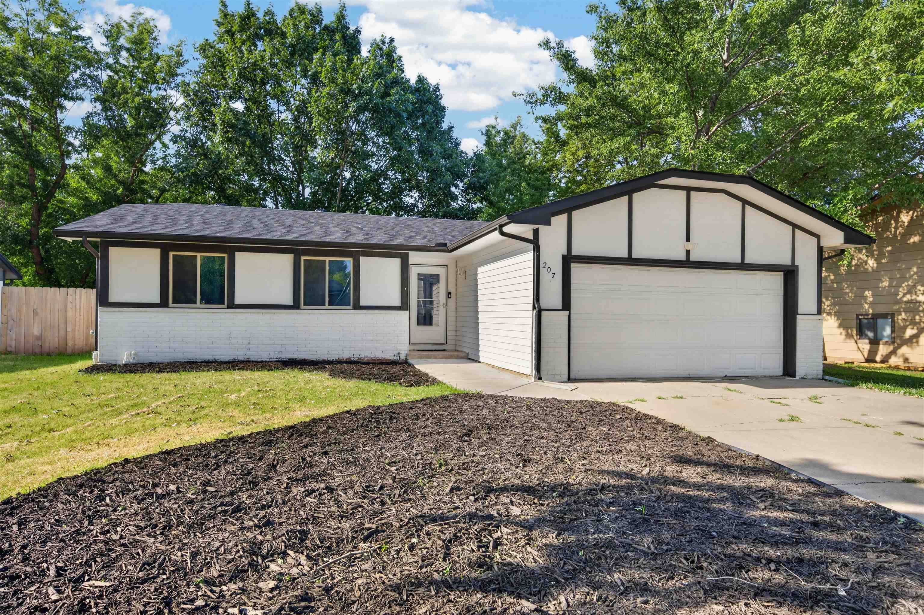 207 E North Point St, Derby, KS 67037