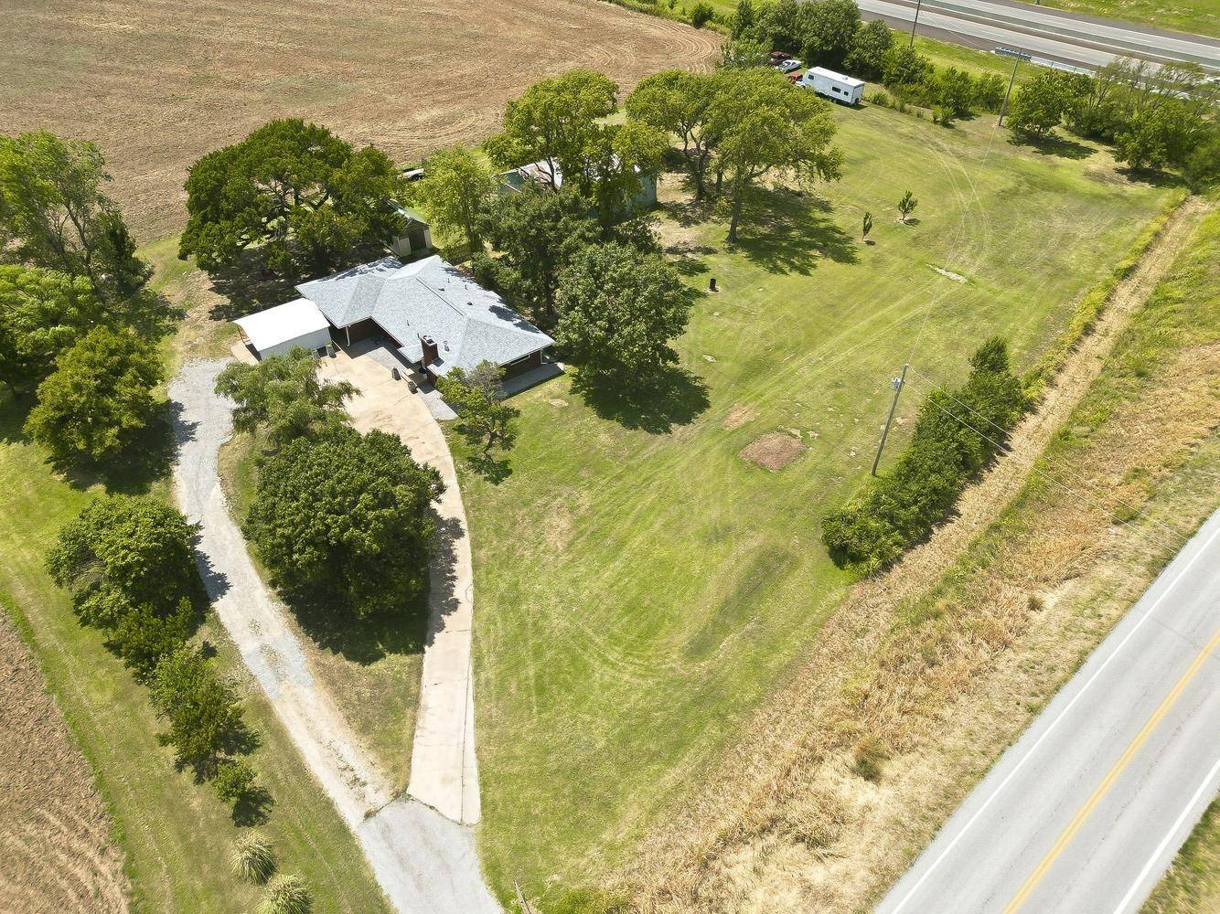 861 E 40th St S, Wellington, KS 67152-8383