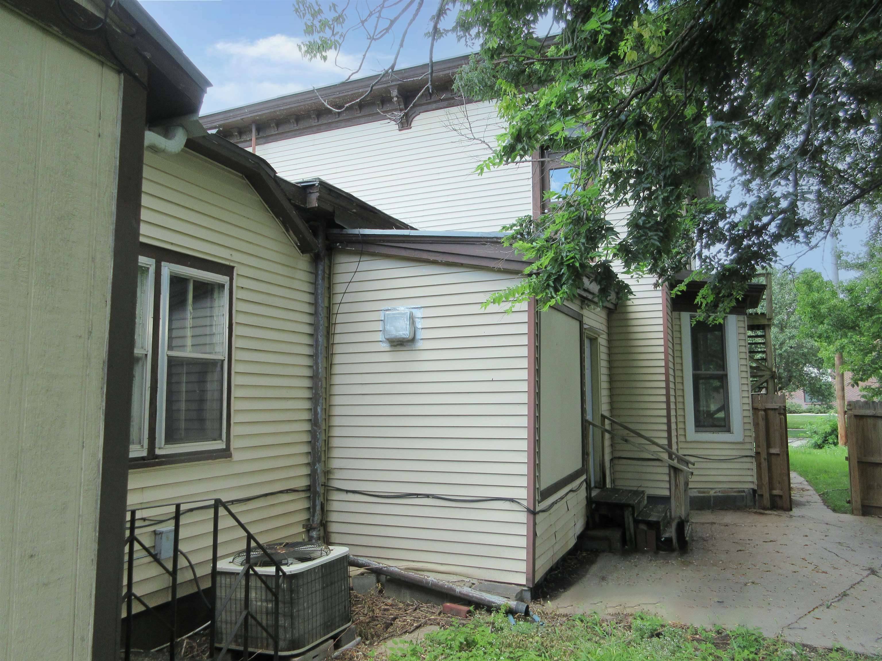 645 S 3rd Ave., Salina, KS 67401
