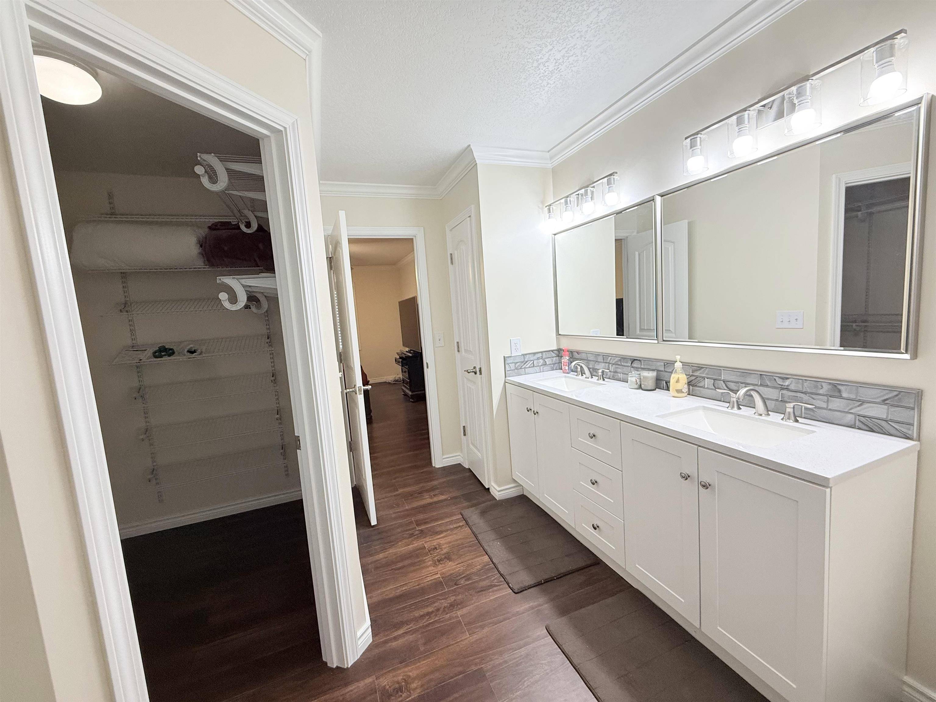 4513 SW Lakeside Dr, Topeka, KS 66610