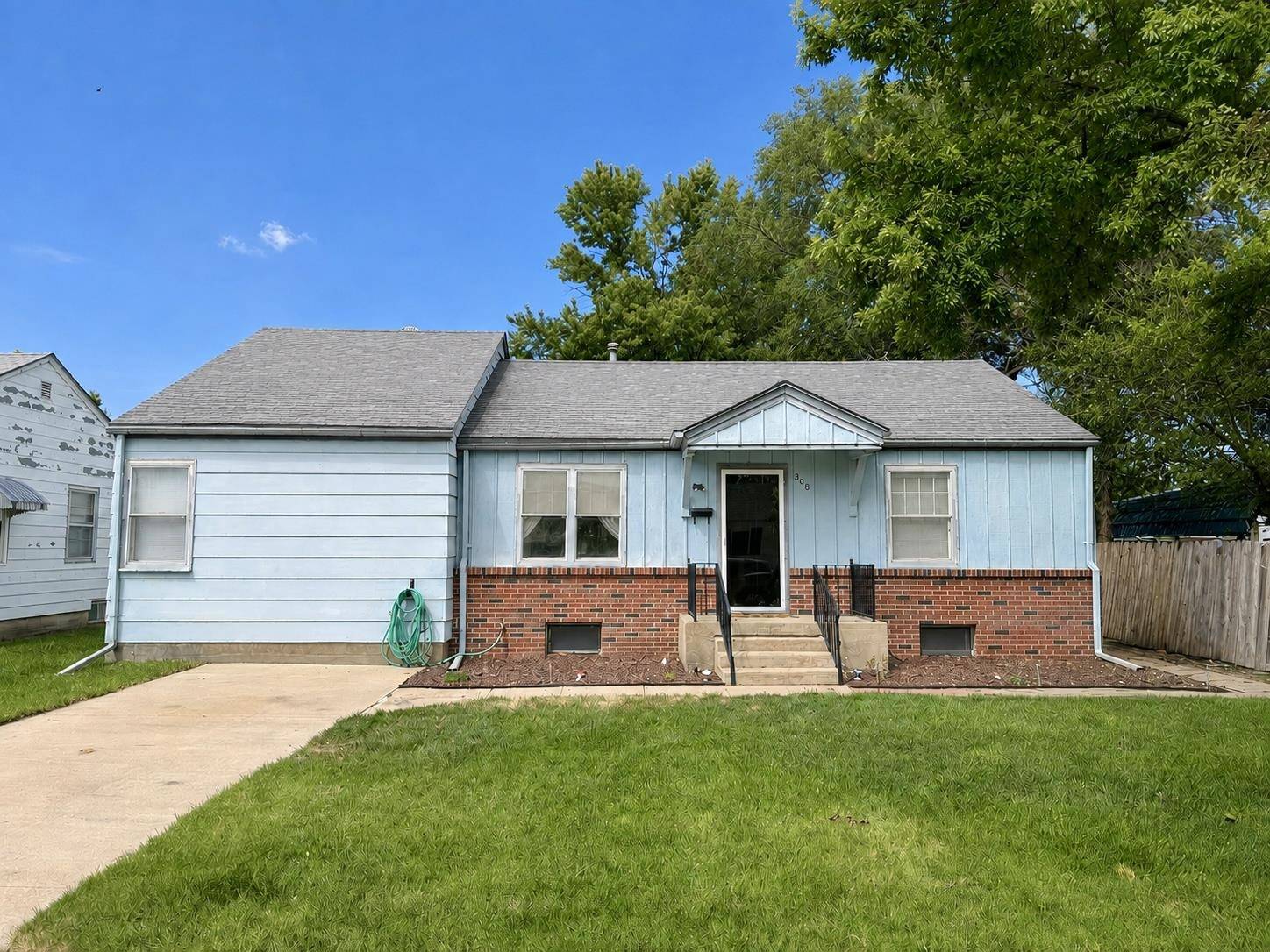 308 Pembroke Ln., Ellinwood, KS 67526