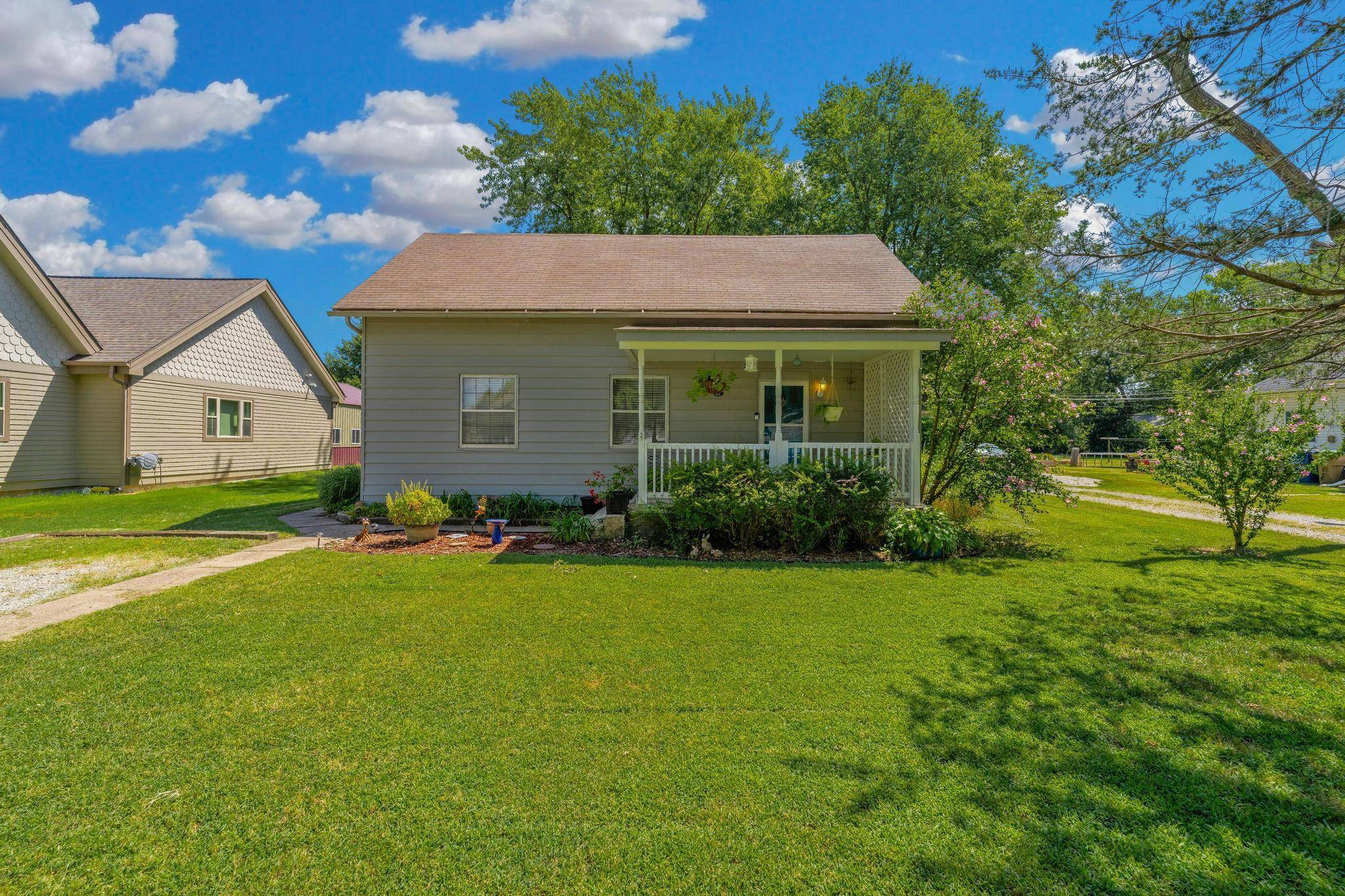 424 N Main St, Belle Plaine, KS 67013