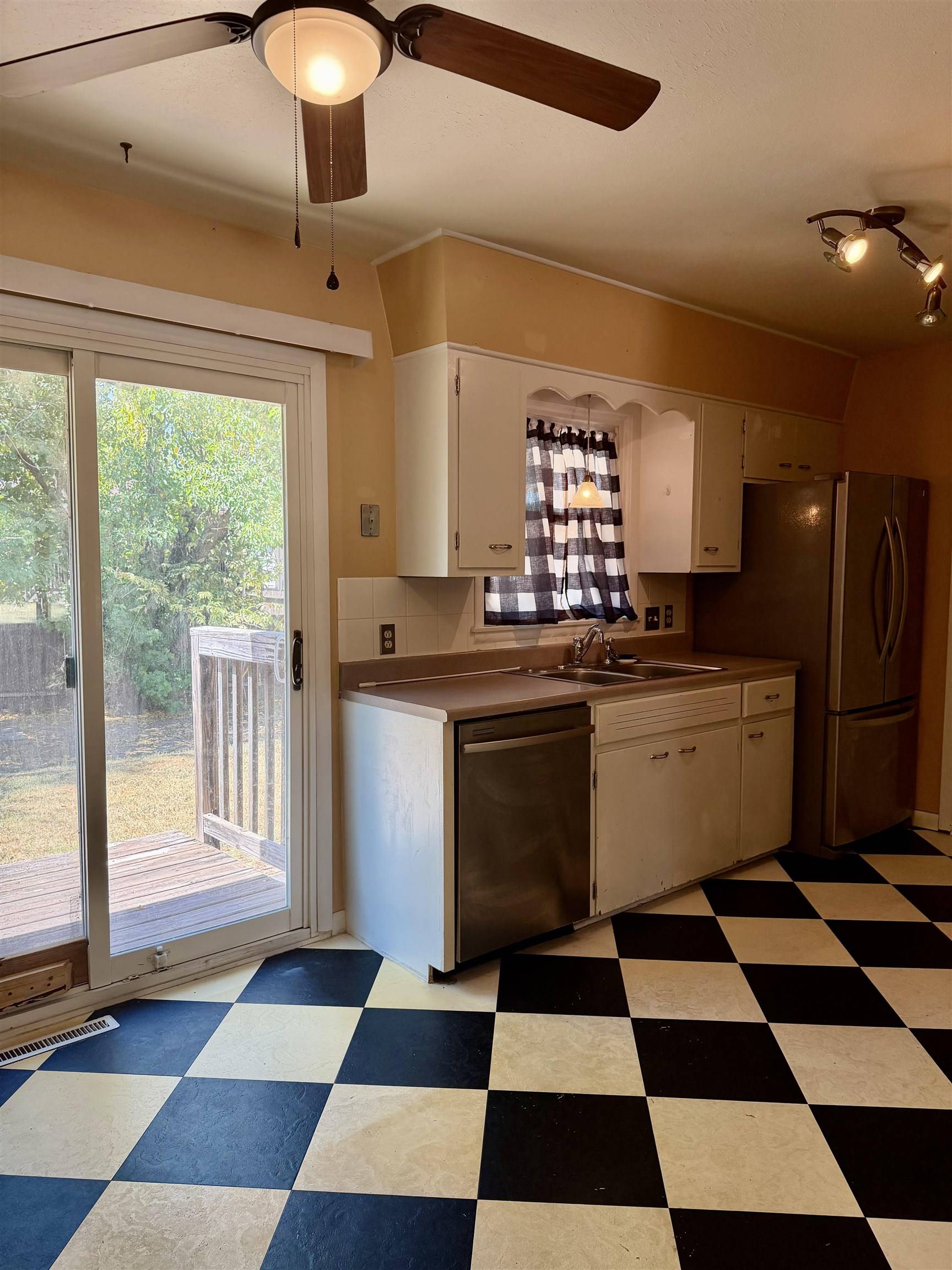 1805 N Woodrow Ct, Wichita, KS 67203