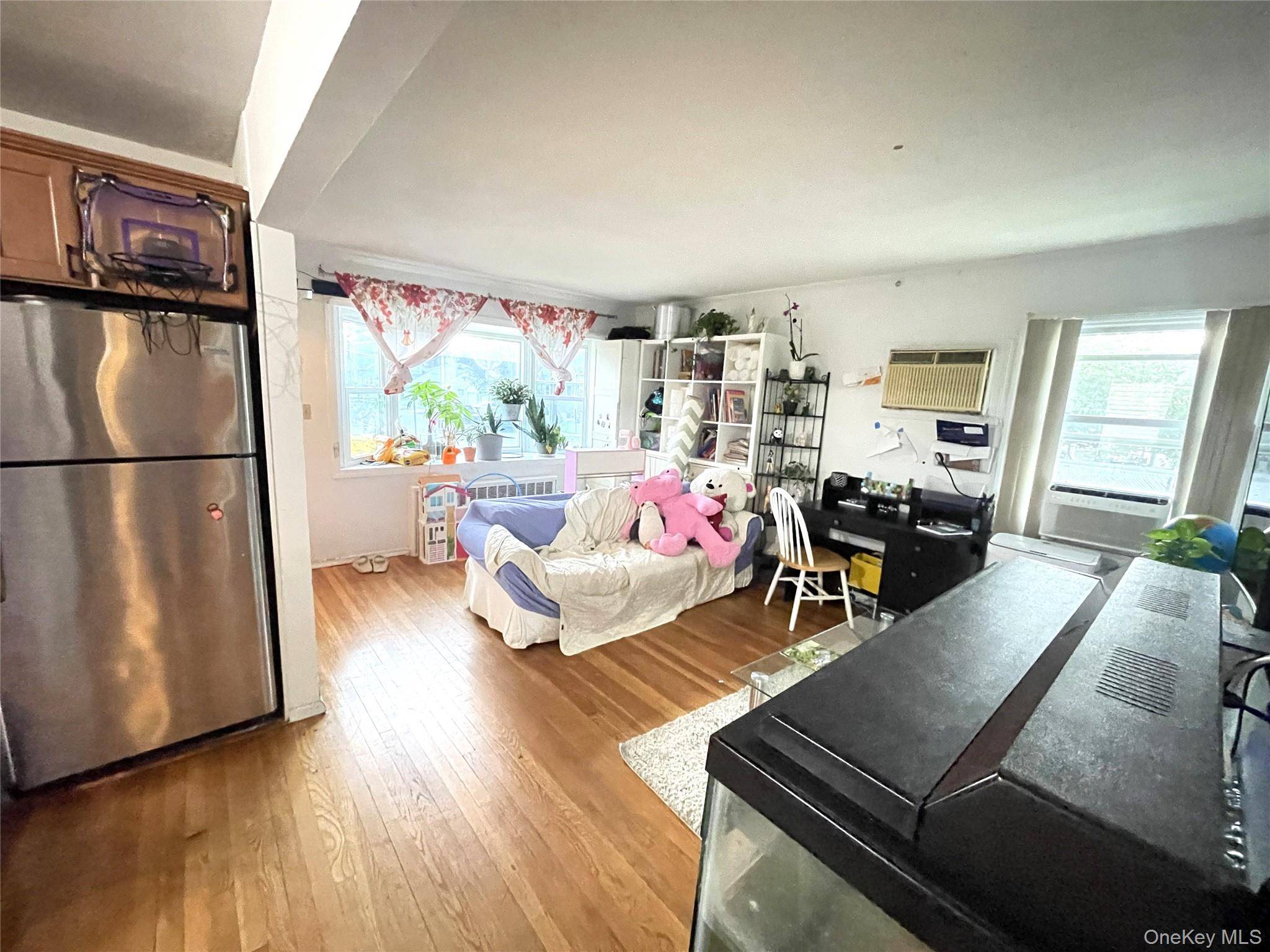 32 Edgewood RD, Port Washington, NY 11050