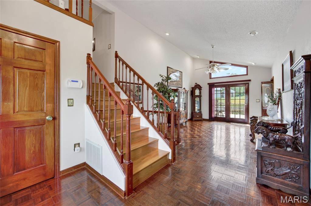 106 Meadow LN, St Robert, MO 65584