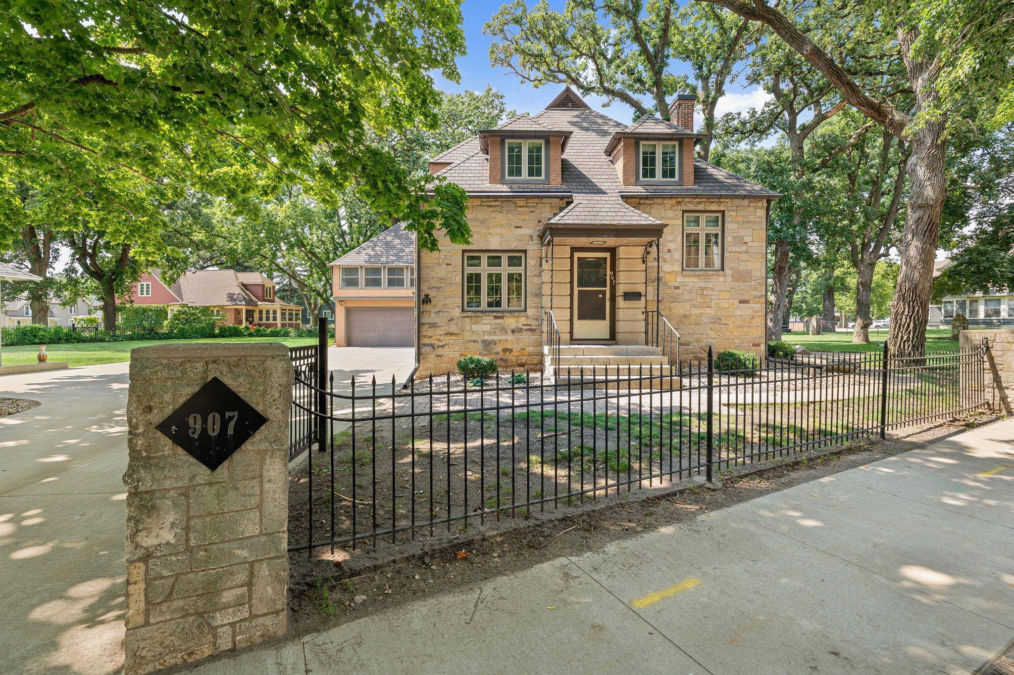 907 1st DR NW, Austin, MN 55912