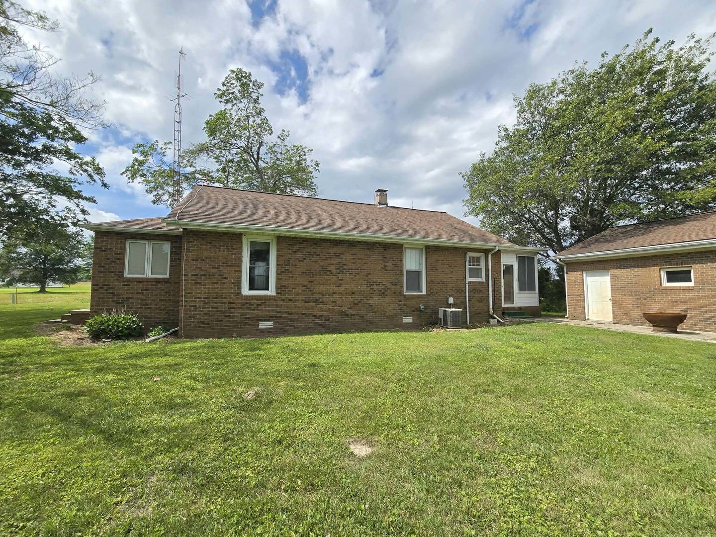 2333 County Road 800 E RD, Burnt Prairie, IL 62820