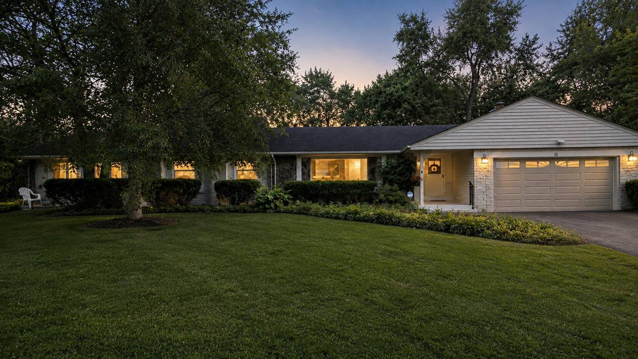 16 Falkirk RD, Hawthorn Woods, IL 60047
