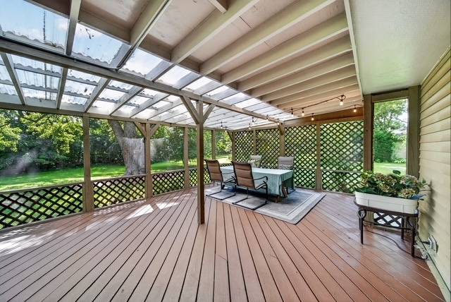 16 Falkirk RD, Hawthorn Woods, IL 60047