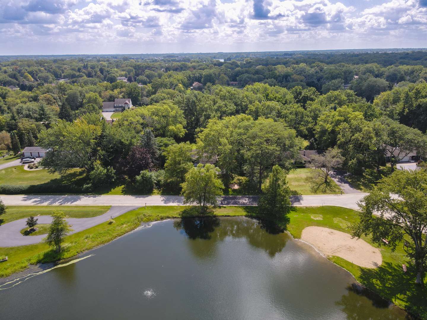 16 Falkirk RD, Hawthorn Woods, IL 60047