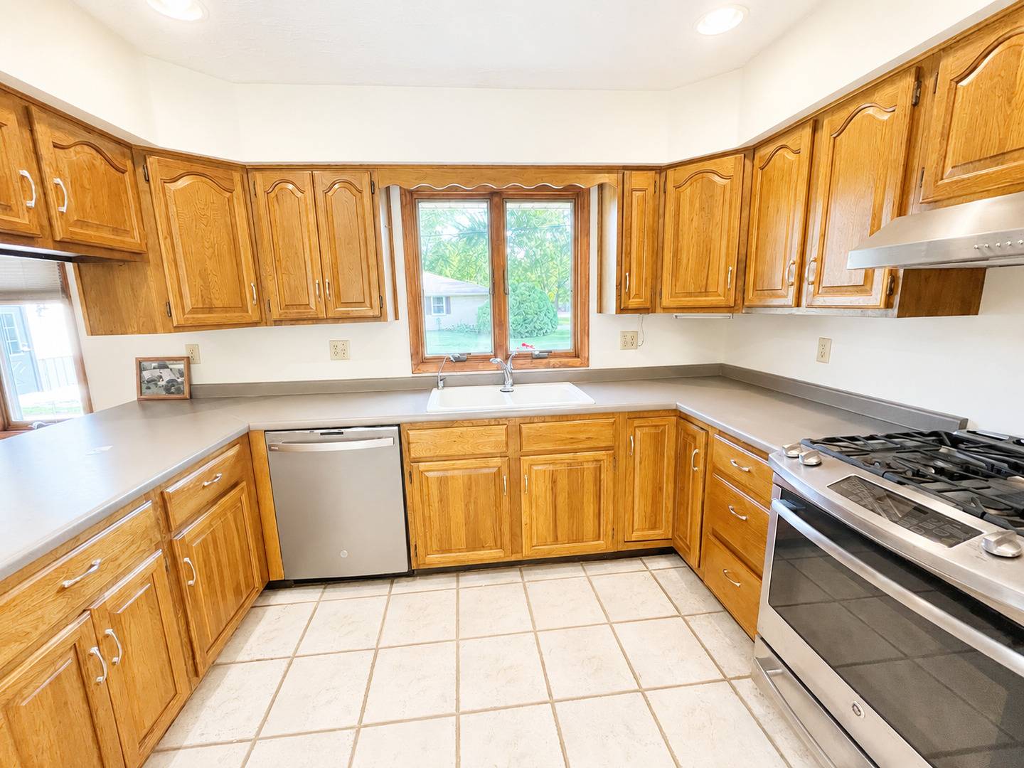 404 Clayton DR, Watseka, IL 60970