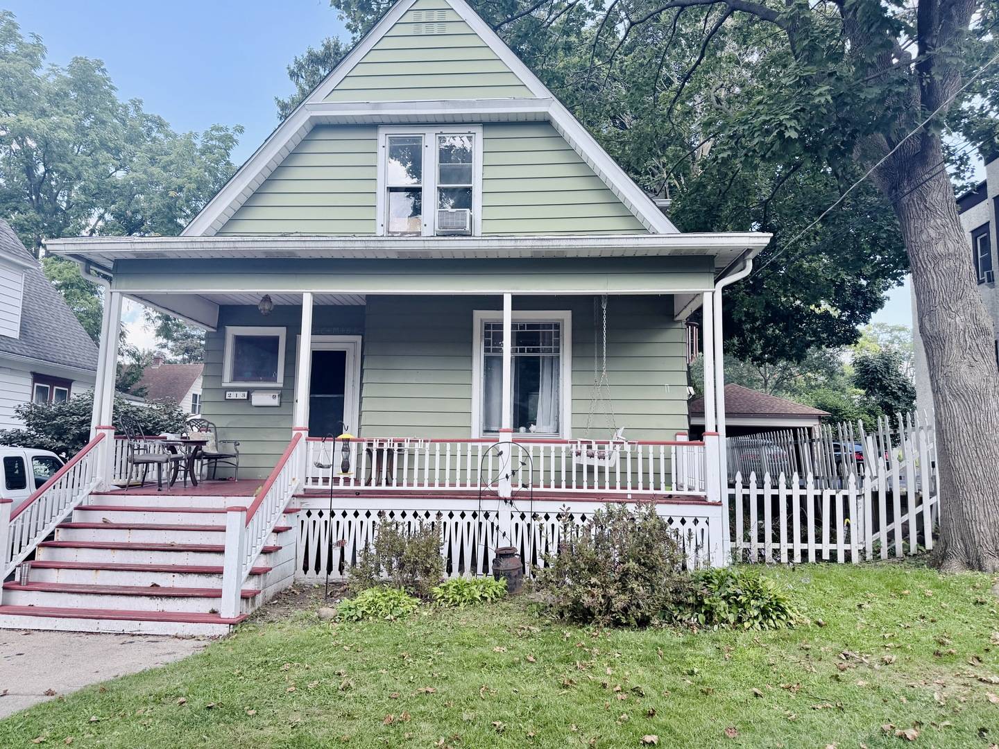 213 Grove ST, Woodstock, IL 60098