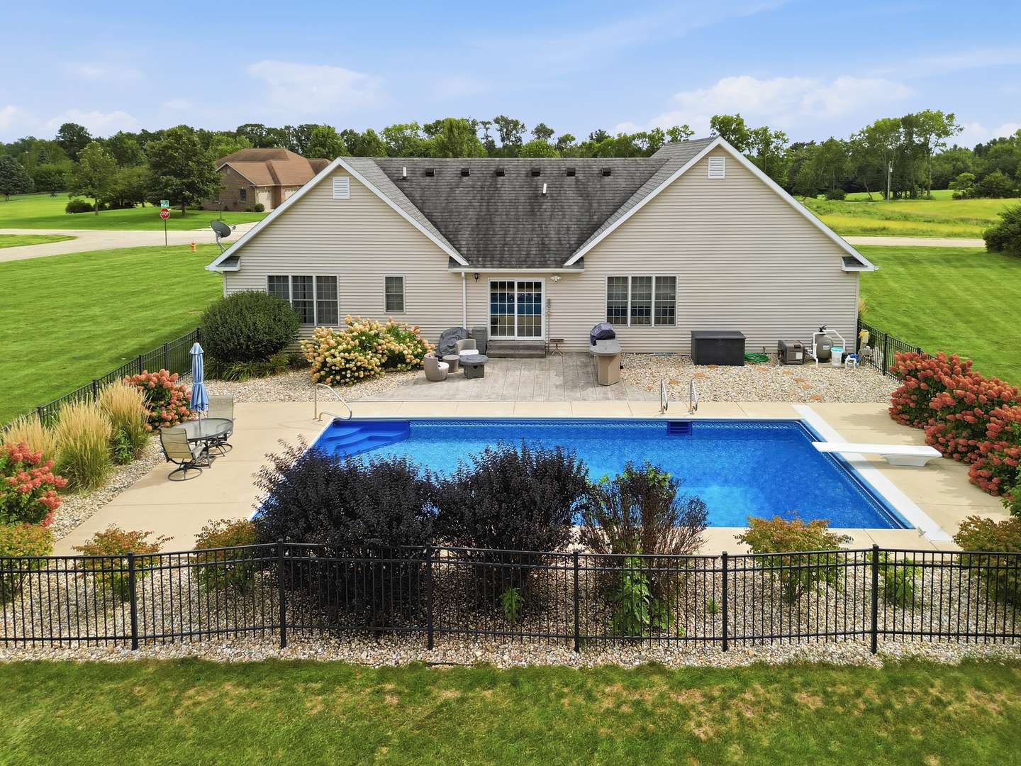 714 Keller DR, Dixon, IL 61021