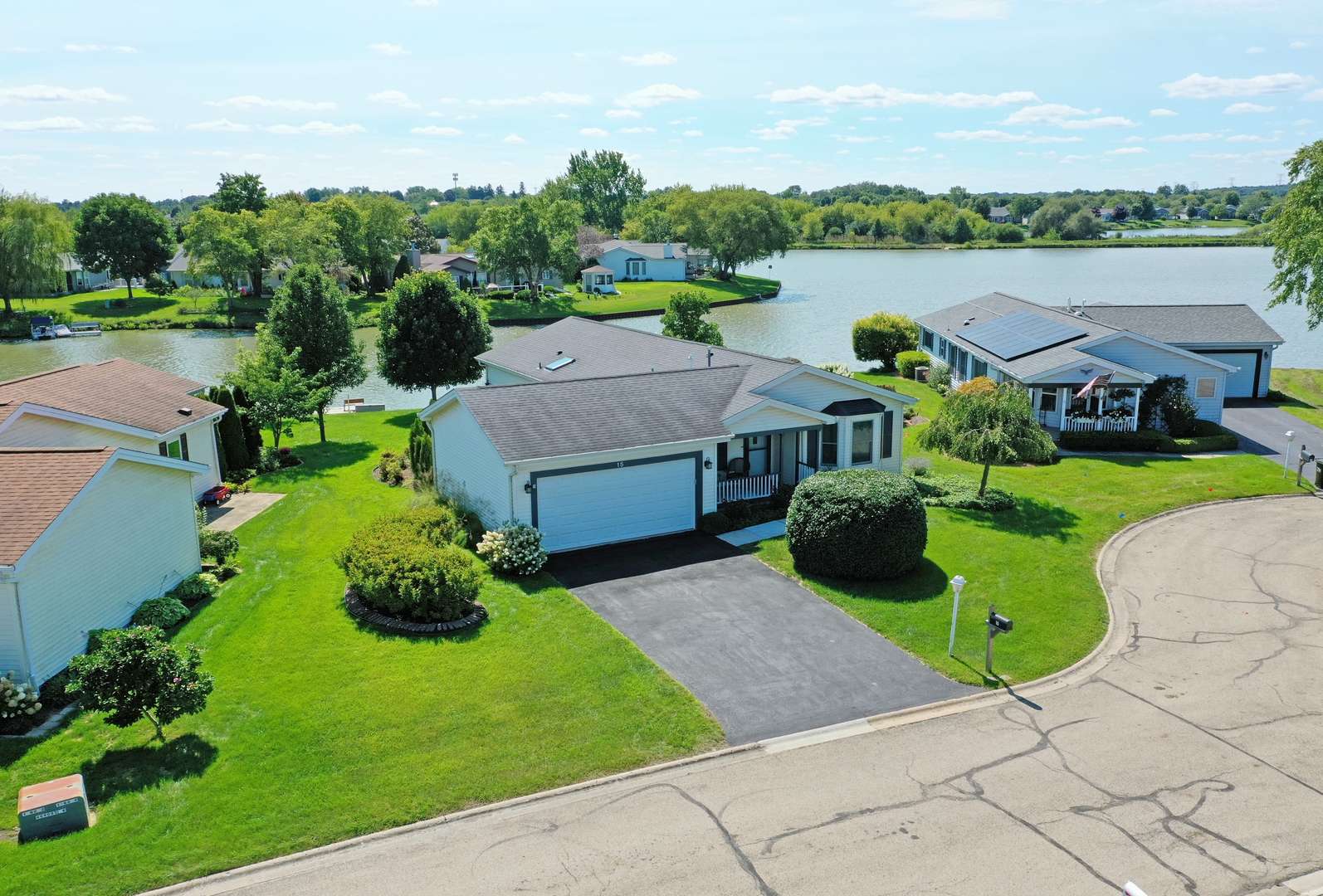 15 Saratoga CT, Grayslake, IL 60030