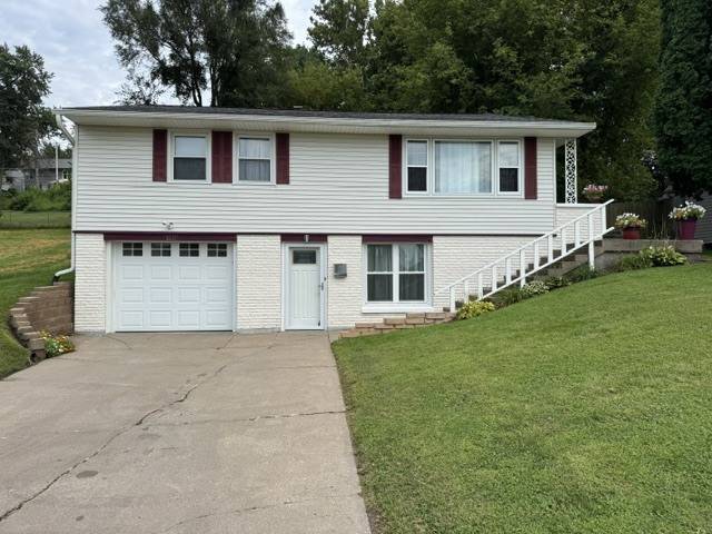 1117 Briarcliff LN, Clinton, IA 52732