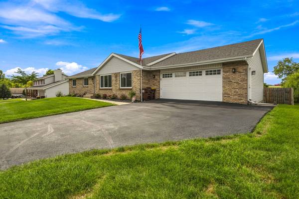 3203 Tuggle DR, Cherry Valley, IL 61016