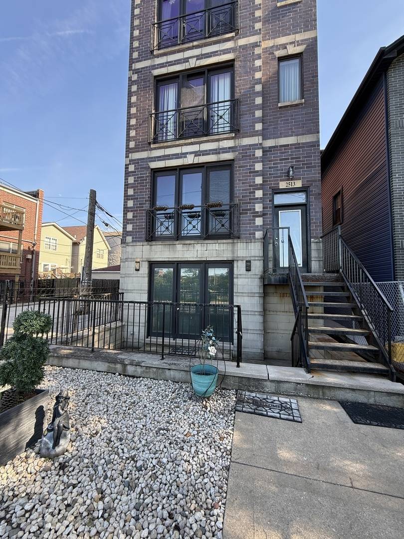2513 W Congress Pkwy #1, Chicago, IL 60612