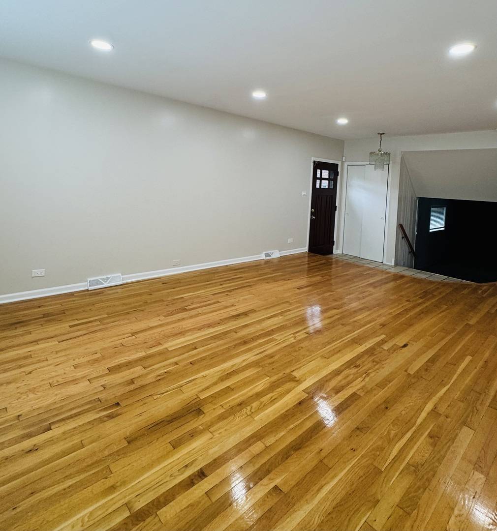 7011 N Hamlin AVE, Lincolnwood, IL 60712
