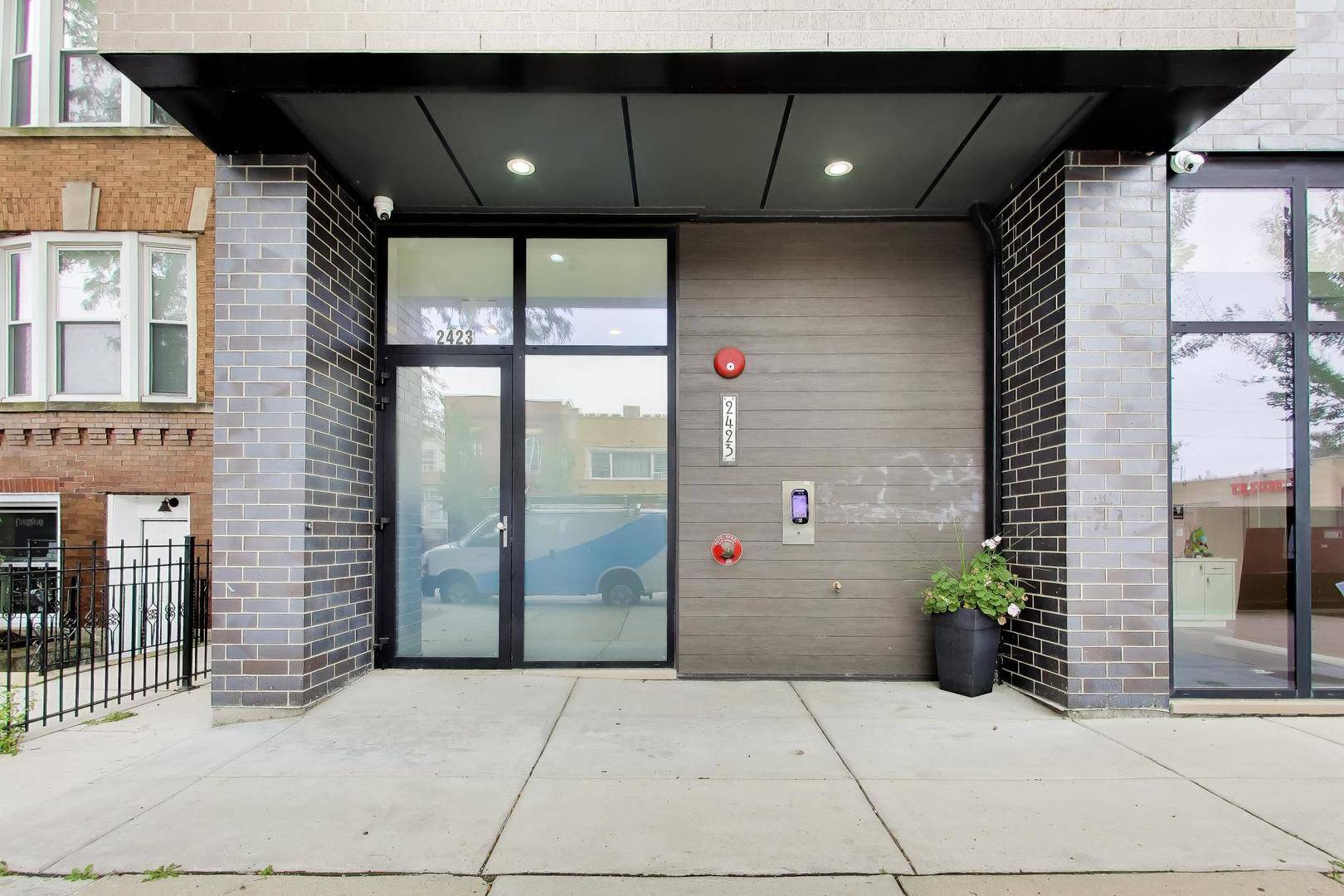 2423 W Fullerton AVE #4A, Chicago, IL 60647