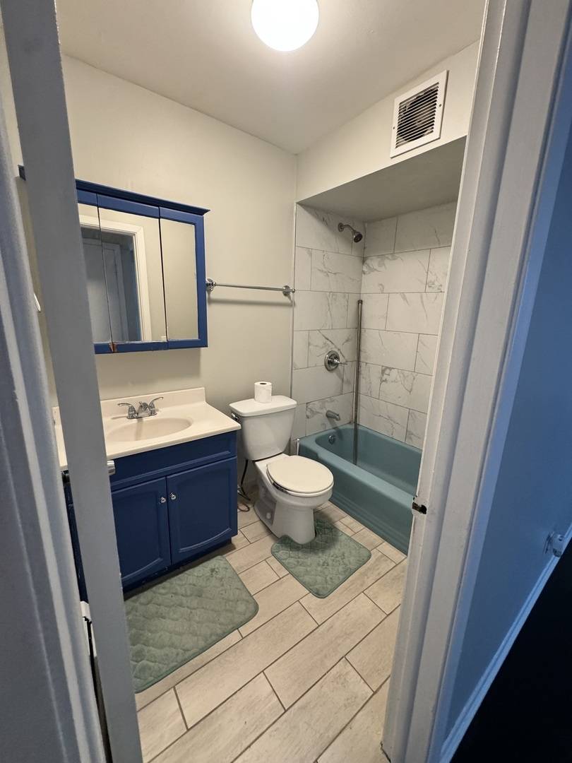 6235 N mozart ST #4, Chicago, IL 60659