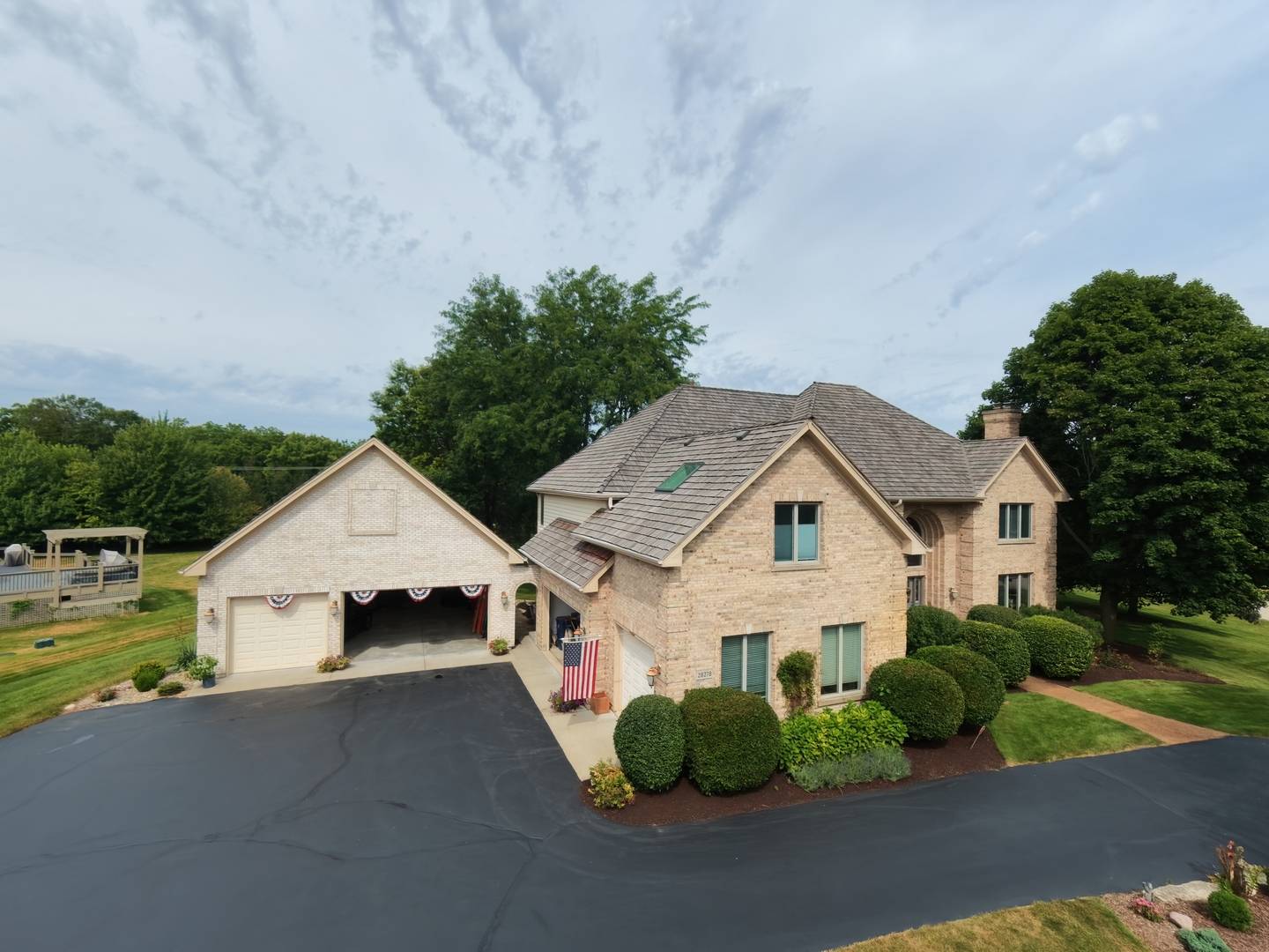 28278 Gray Barn LN, Lake Barrington, IL 60010