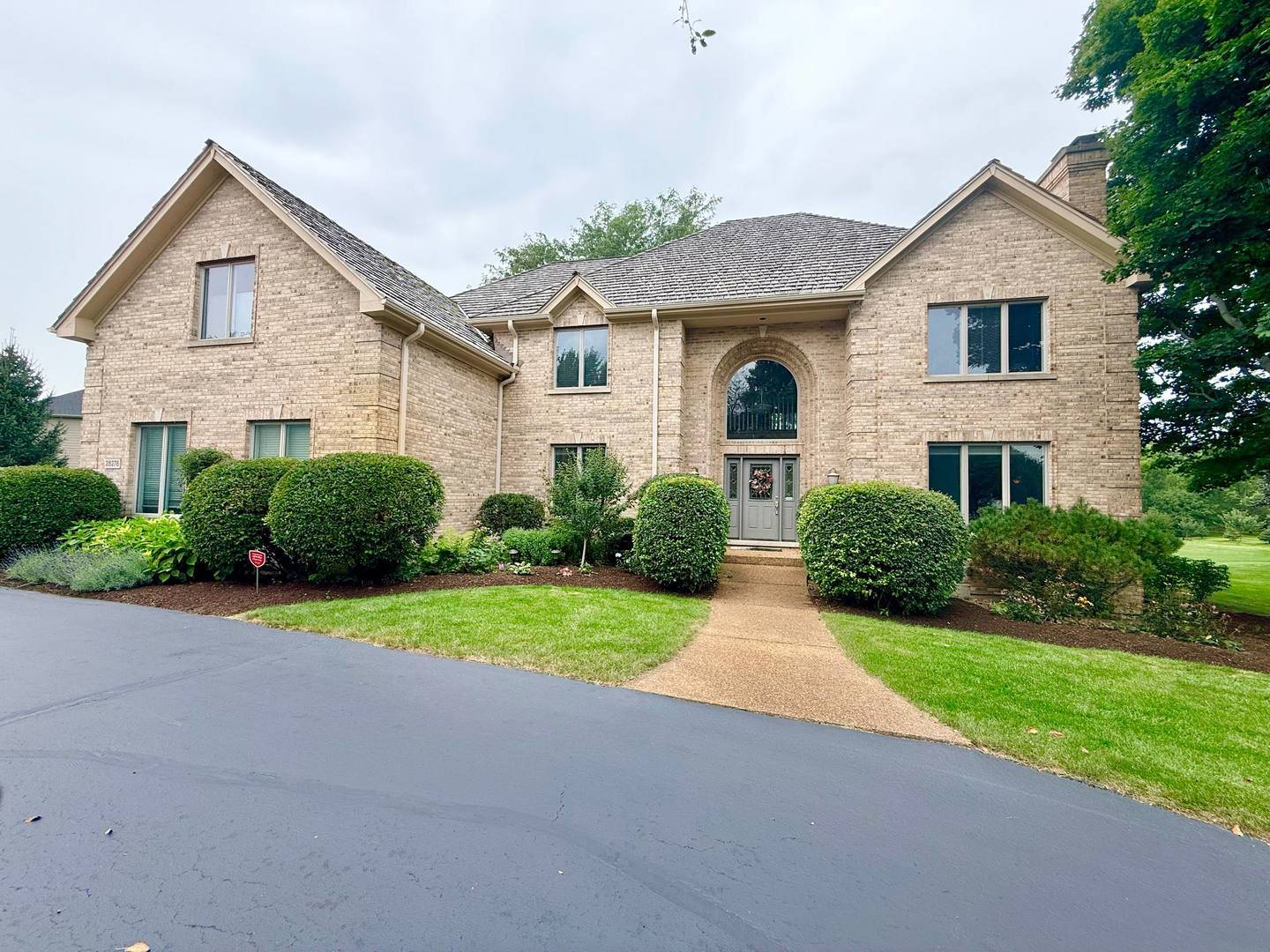28278 Gray Barn LN, Lake Barrington, IL 60010