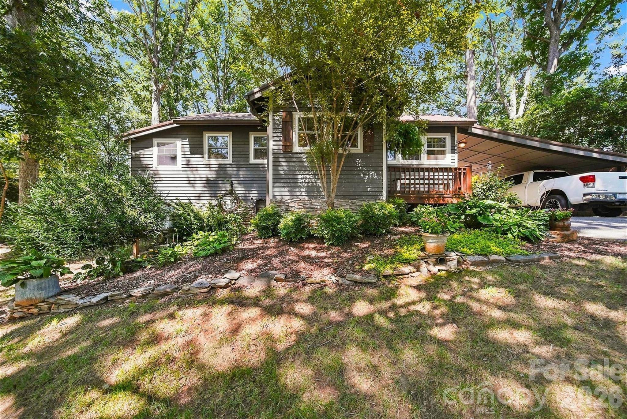 1068 5th Avenue CT NW, Hickory, NC 28601