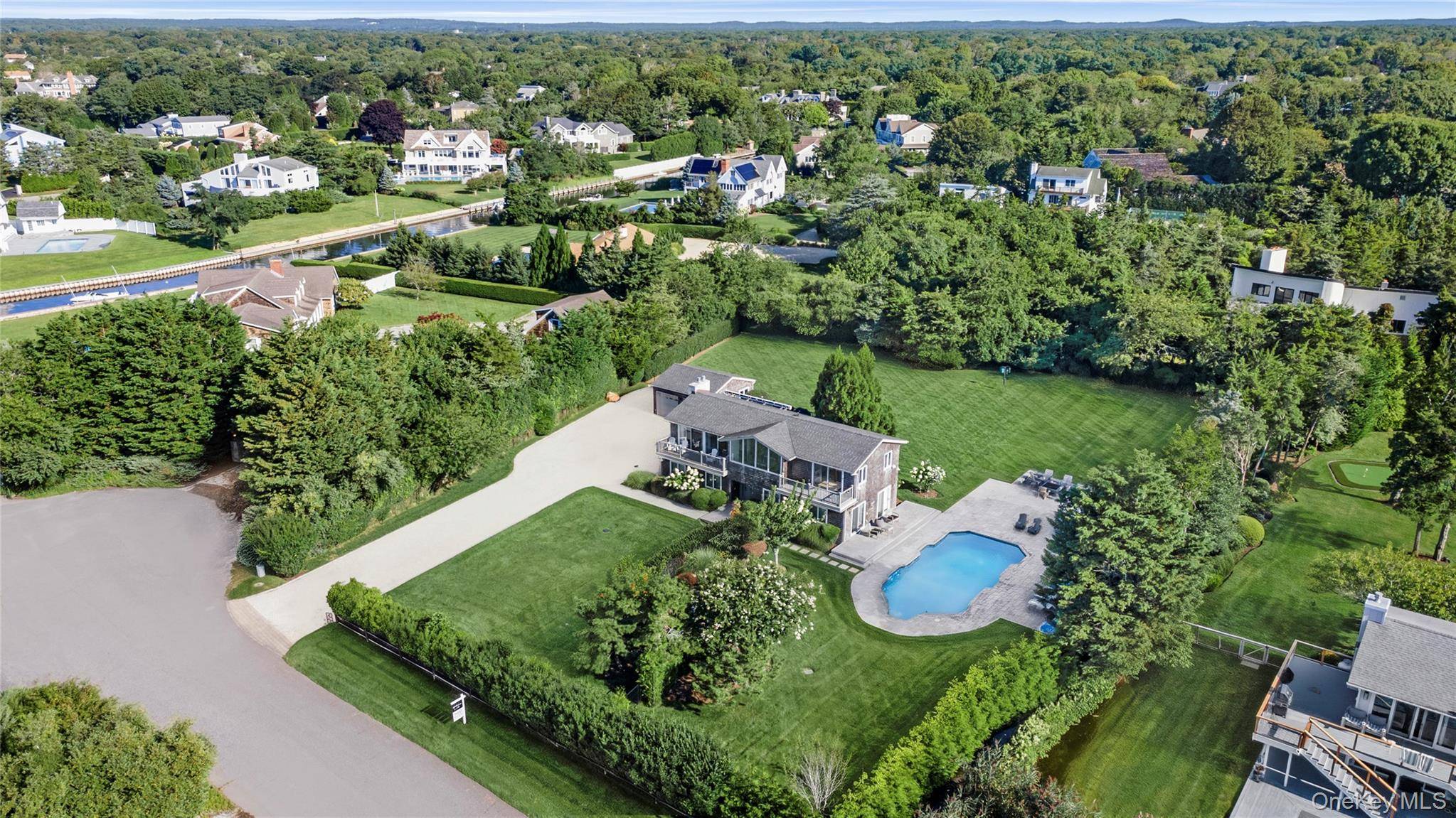 4 Bayberry LN, Remsenburg, NY 11960