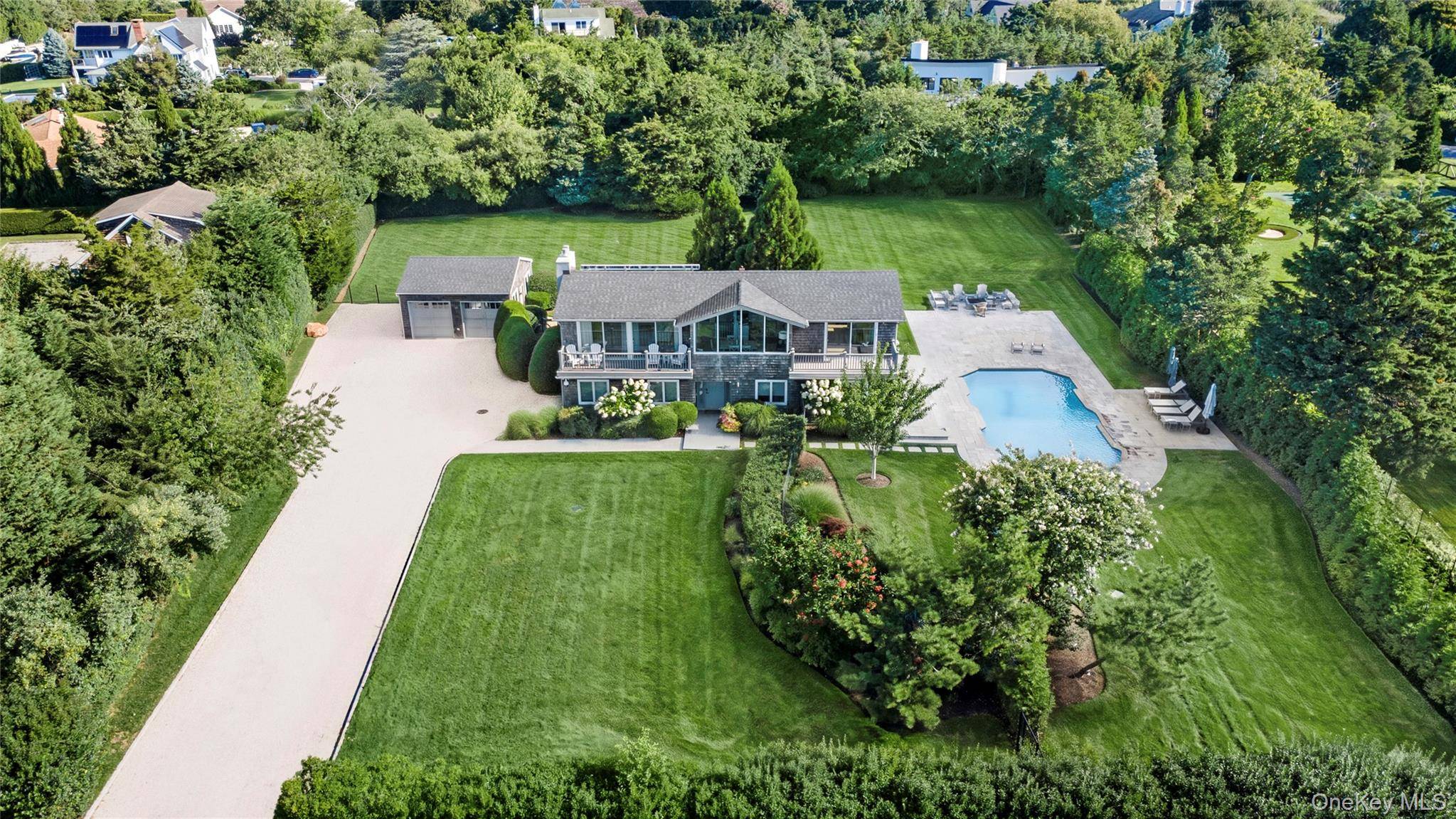 4 Bayberry LN, Remsenburg, NY 11960