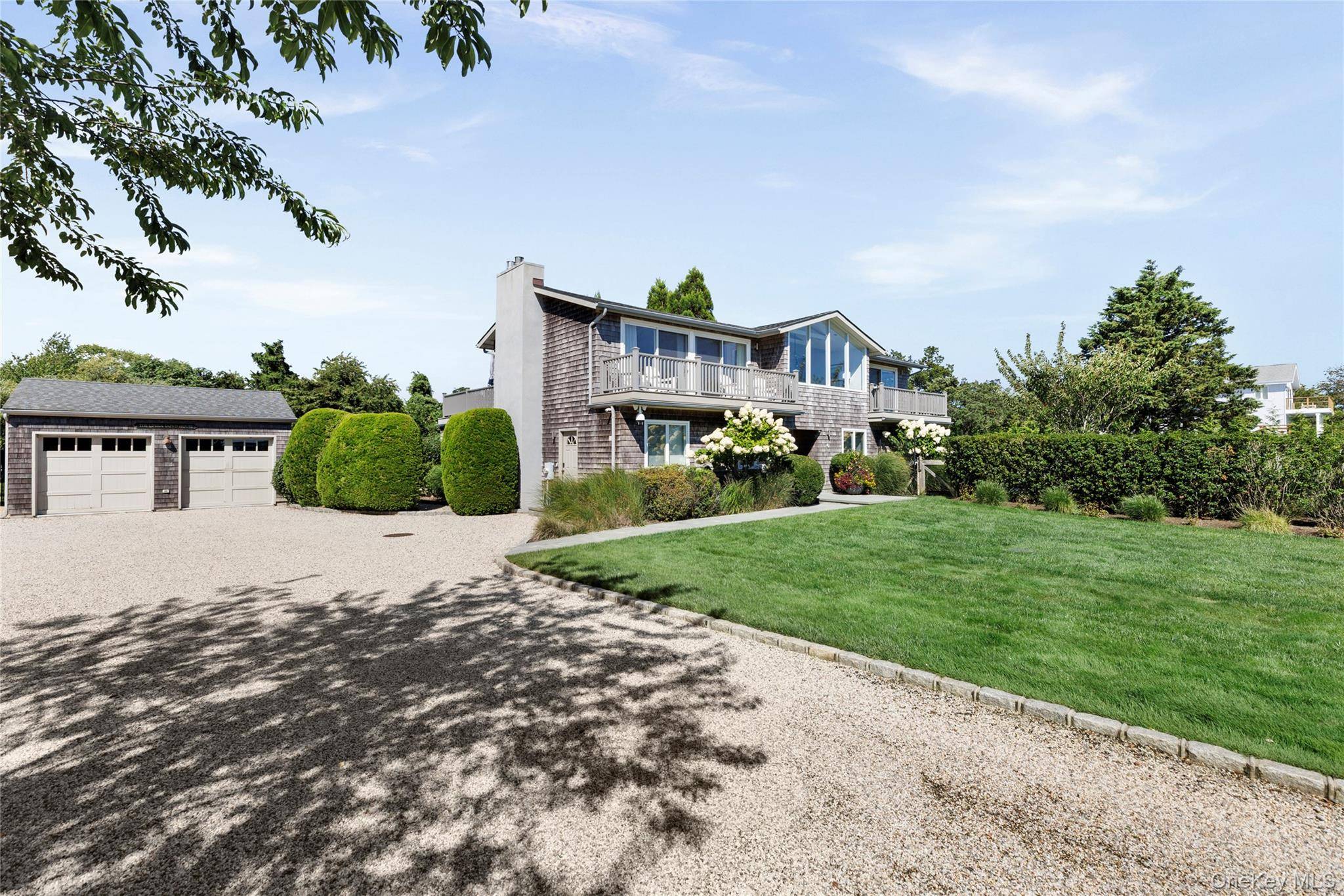 4 Bayberry LN, Remsenburg, NY 11960