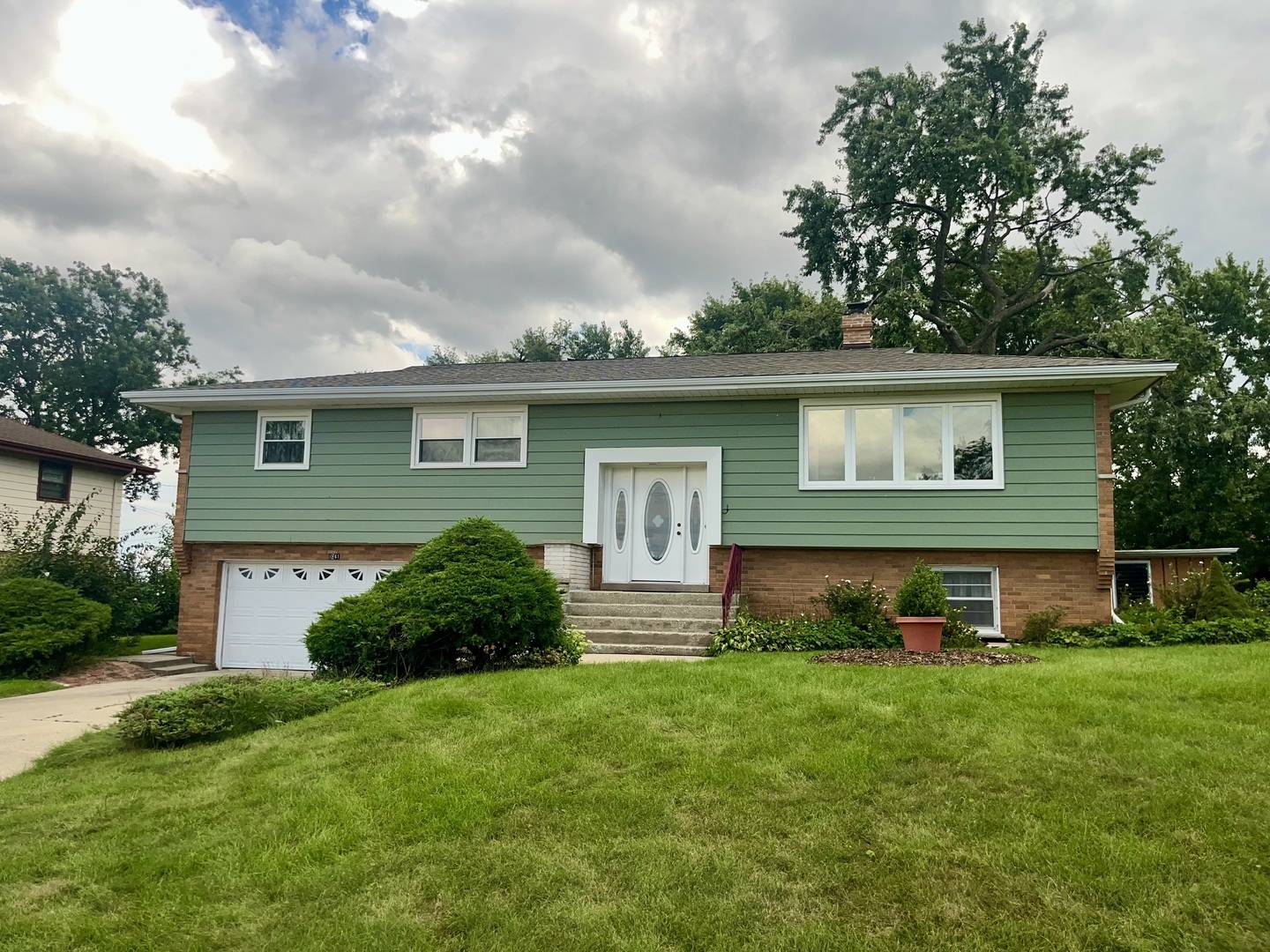 8041 W 91st ST, Hickory Hills, IL 60457