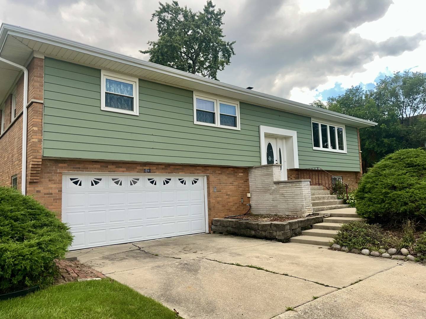 8041 W 91st ST, Hickory Hills, IL 60457
