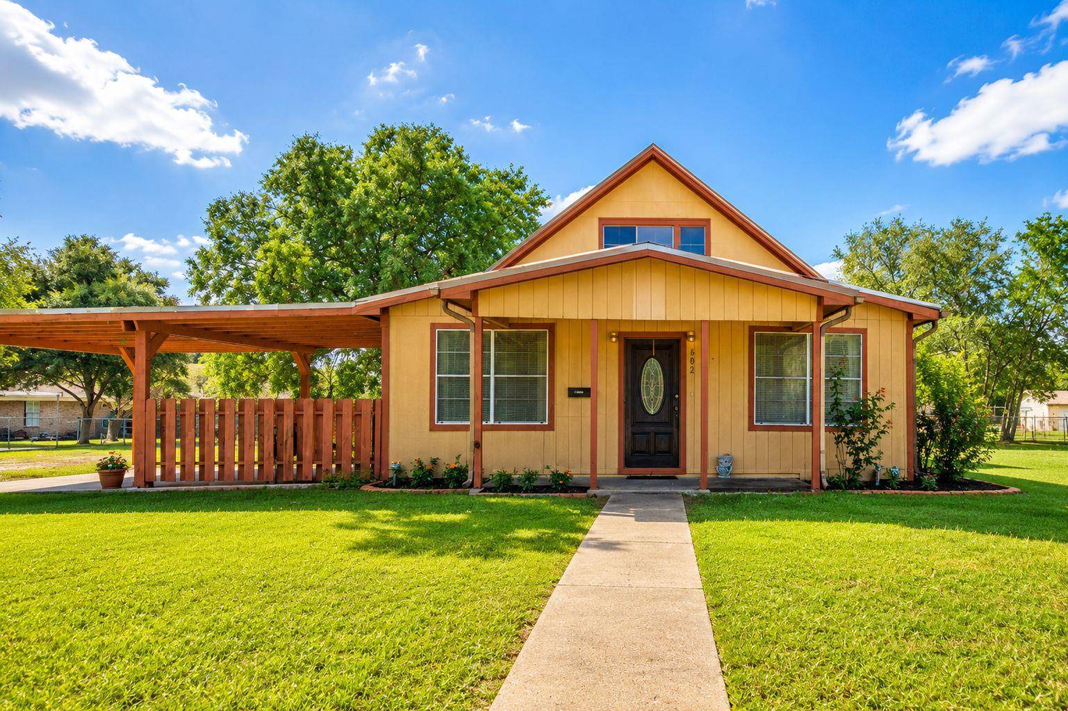 602 E Post Office ST, Weimar, TX 78962