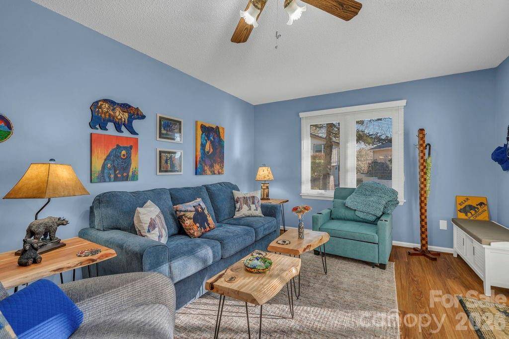 6 Ridgewood LN, Newland, NC 28657