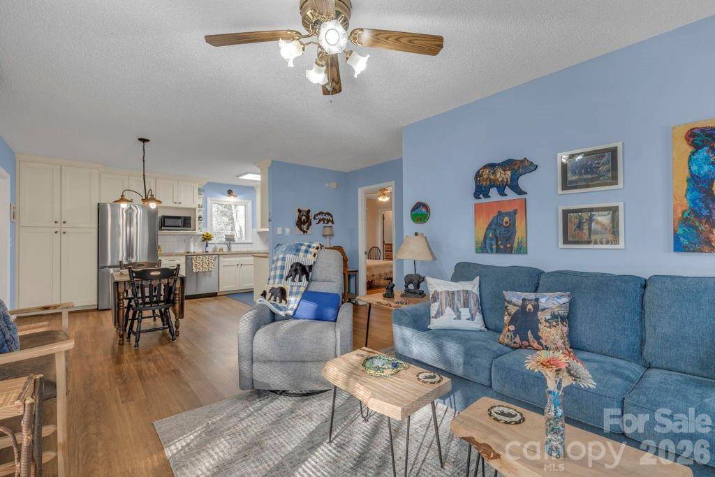 6 Ridgewood LN, Newland, NC 28657