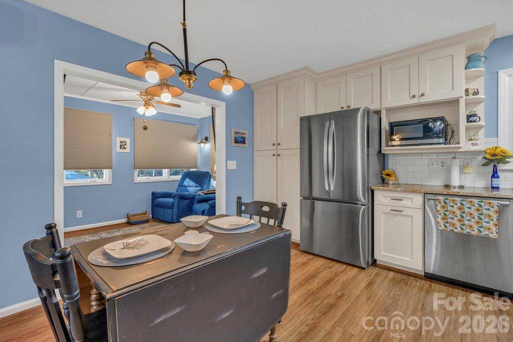 6 Ridgewood LN, Newland, NC 28657