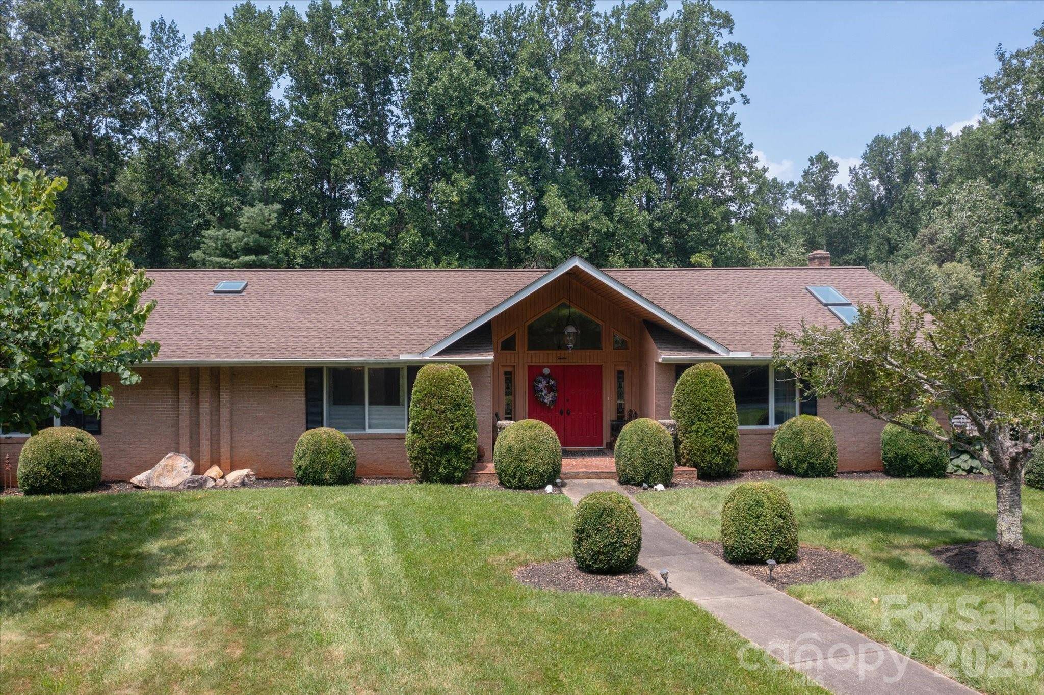 12 Highlander LN, Hendersonville, NC 28792