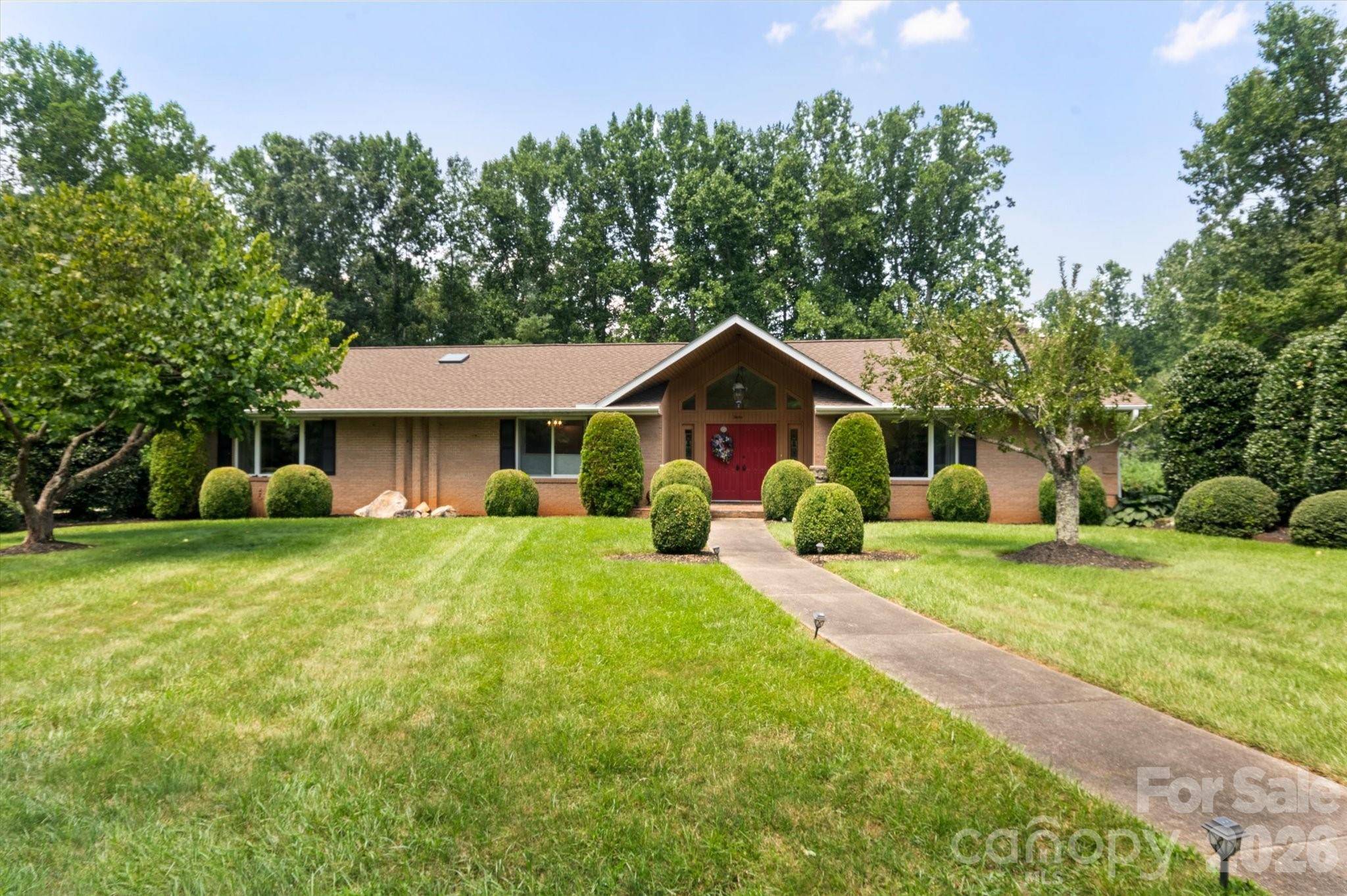 12 Highlander LN, Hendersonville, NC 28792